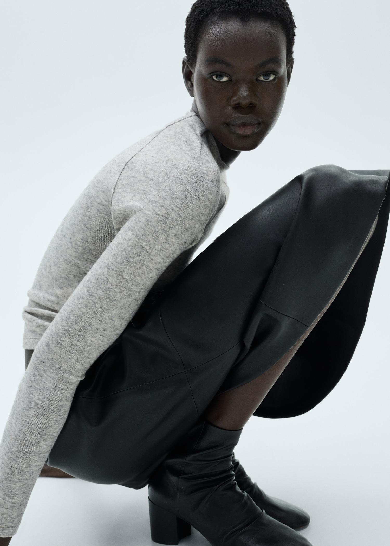 Decorative seam T-shirt - Women | MANGO USA Product Image