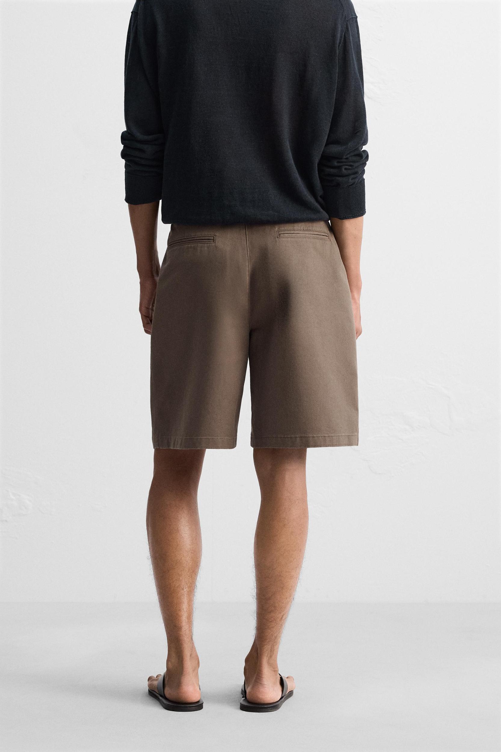 RELAXED FIT PLEATED SHORTS Product Image