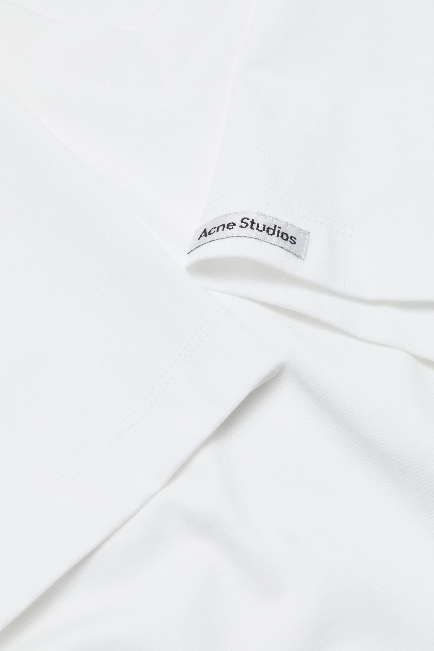 Satin label v-neck t-shirt Product Image