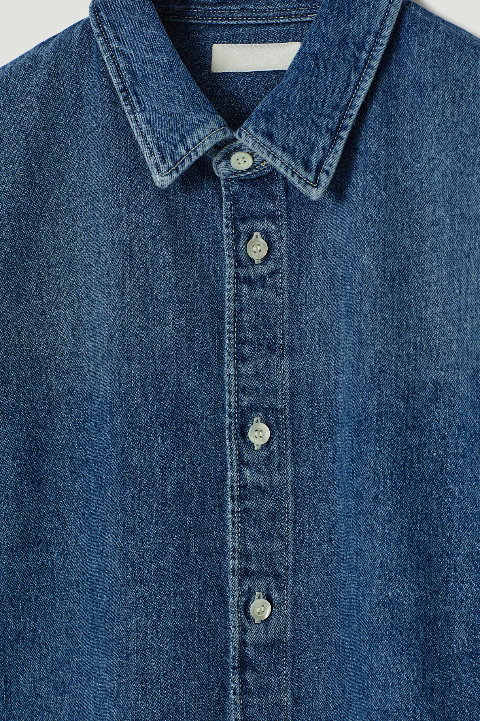 LIGHTWEIGHT SHORT-SLEEVED DENIM SHIRT Product Image