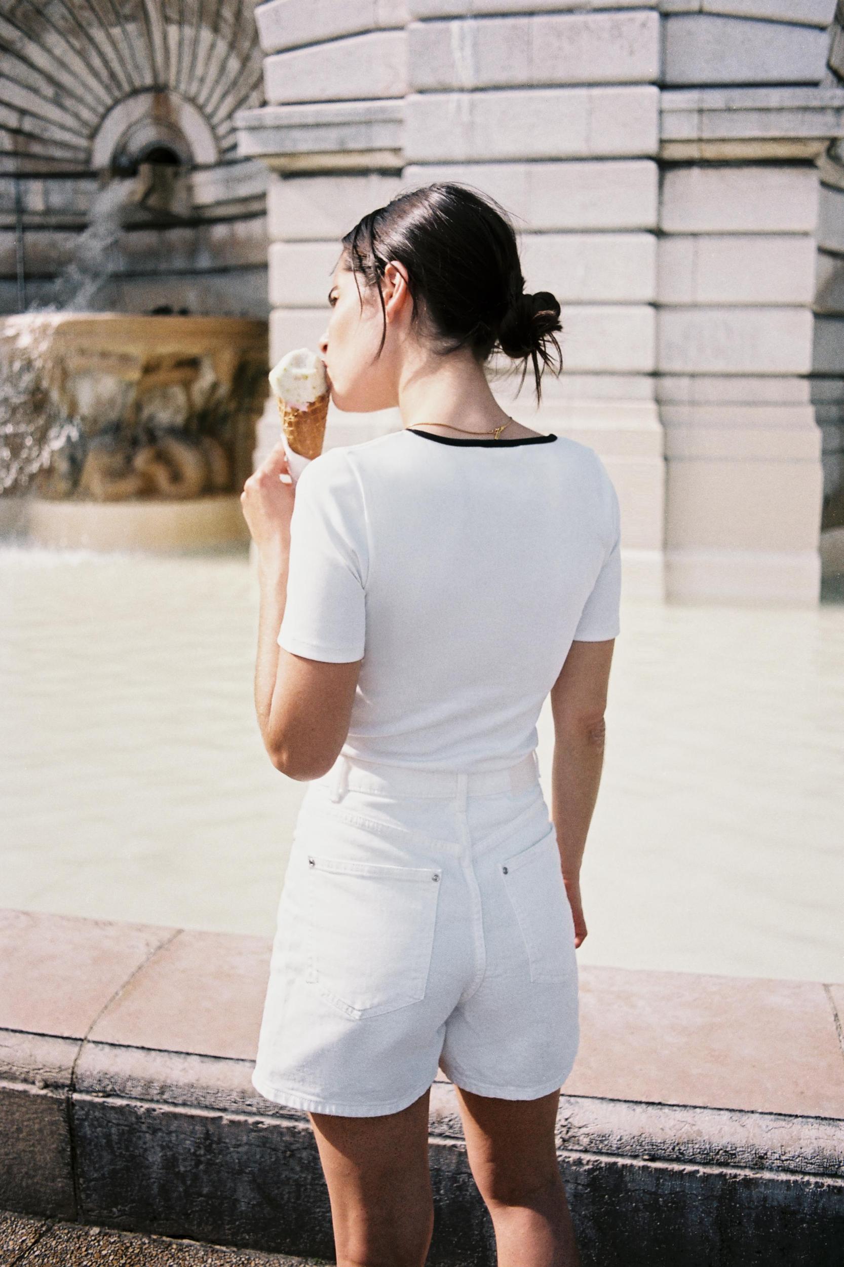 Z1975 HIGH-WAISTED MOM FIT SHORTS Product Image