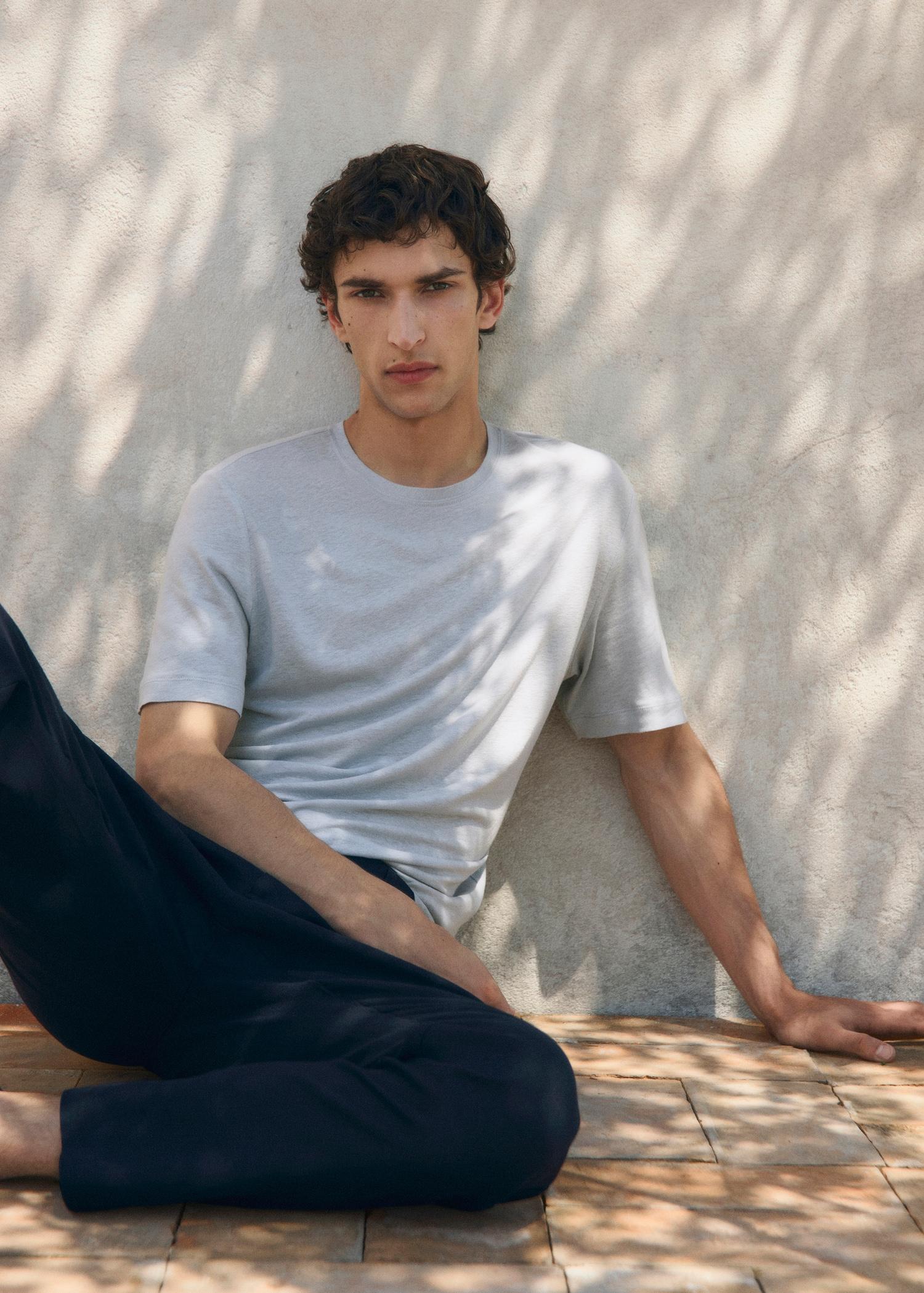 Linen slim-fit t-shirt - Men | MANGO USA Product Image