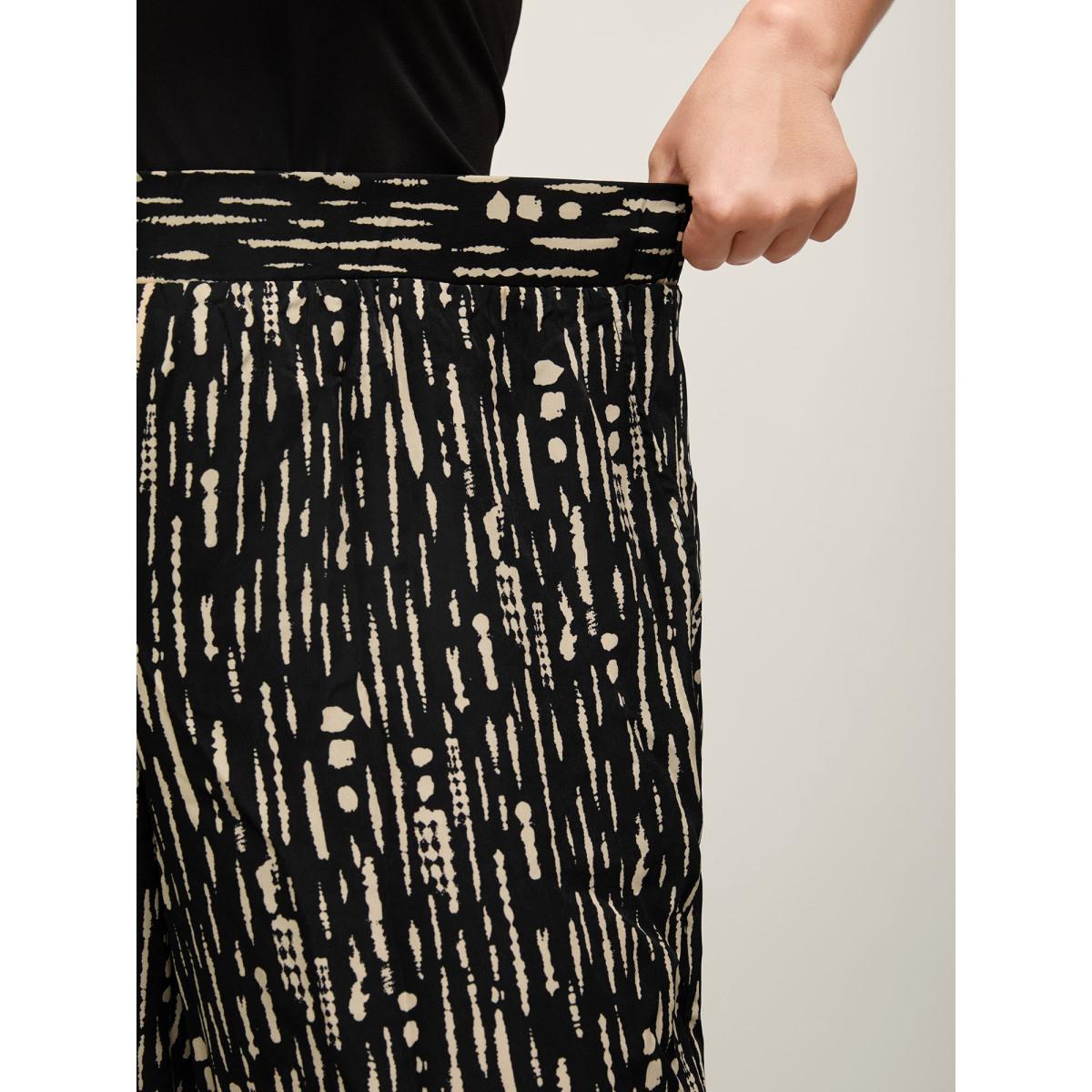 Plus Size Geometric Pattern Cropped Wide-Leg Pants Women Black Loose Mid Rise Work Pants BloomChic 22-24/3X Product Image