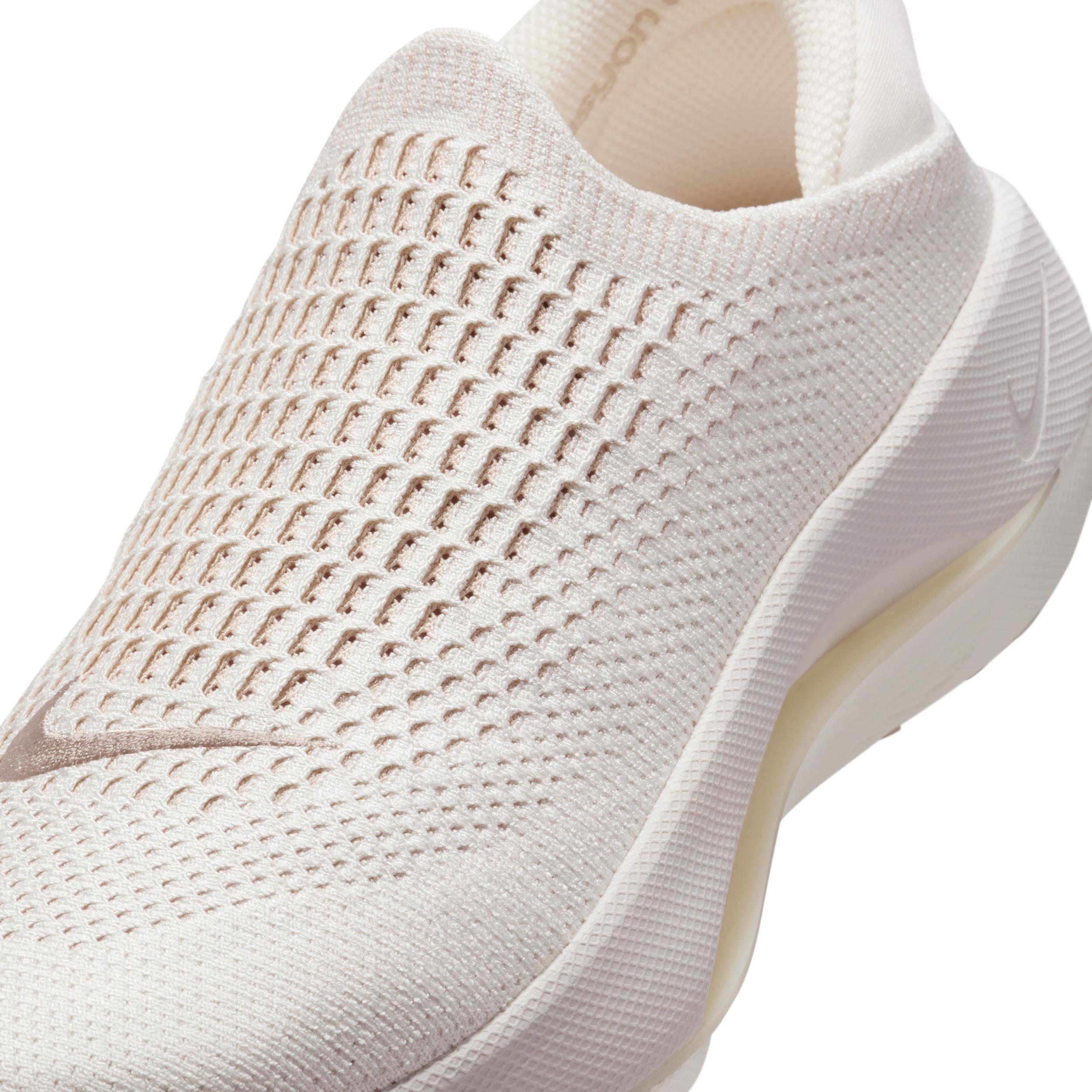Nike Women's Reina EasyOn Shoes Product Image