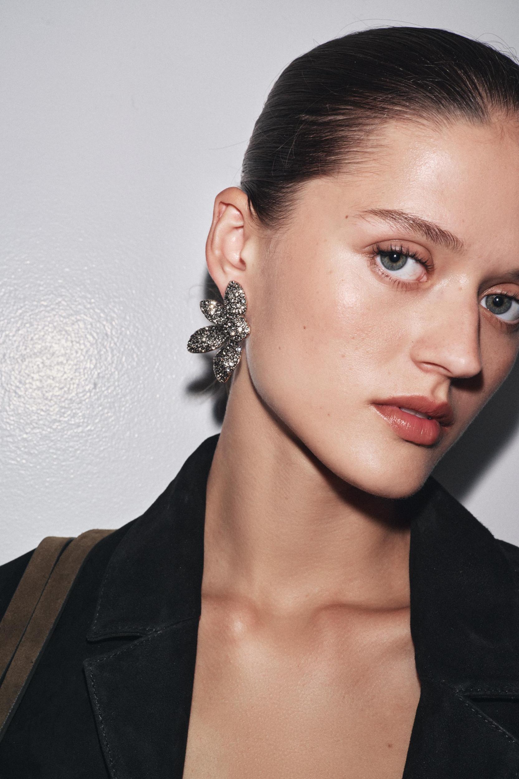 JEWEL FAN FLOWER EARRINGS Product Image