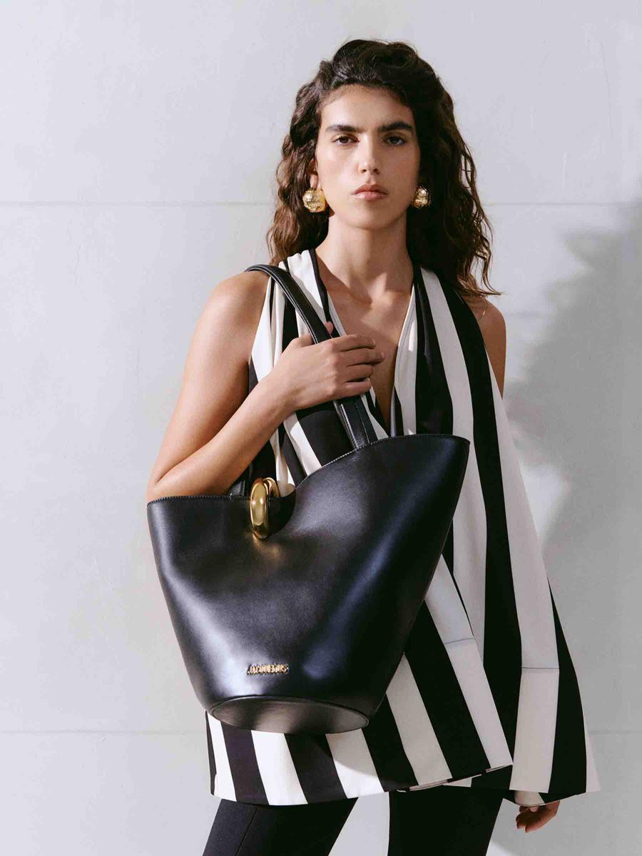 JACQUEMUS The Medium Bambola Asymmetric Leather Bucket Bag In Black 990 Product Image
