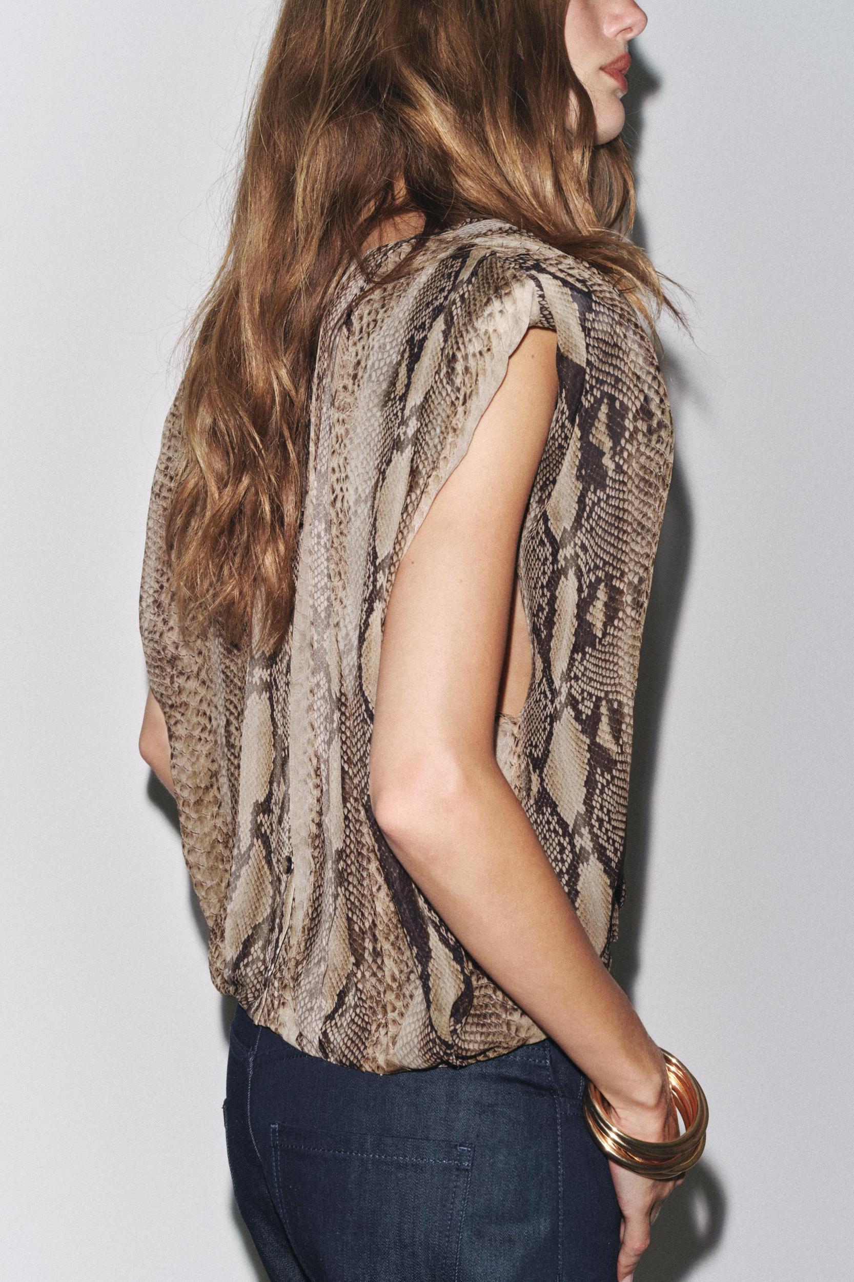 ANIMAL PRINT SHOULDER PAD BLOUSE ZW COLLECTION Product Image