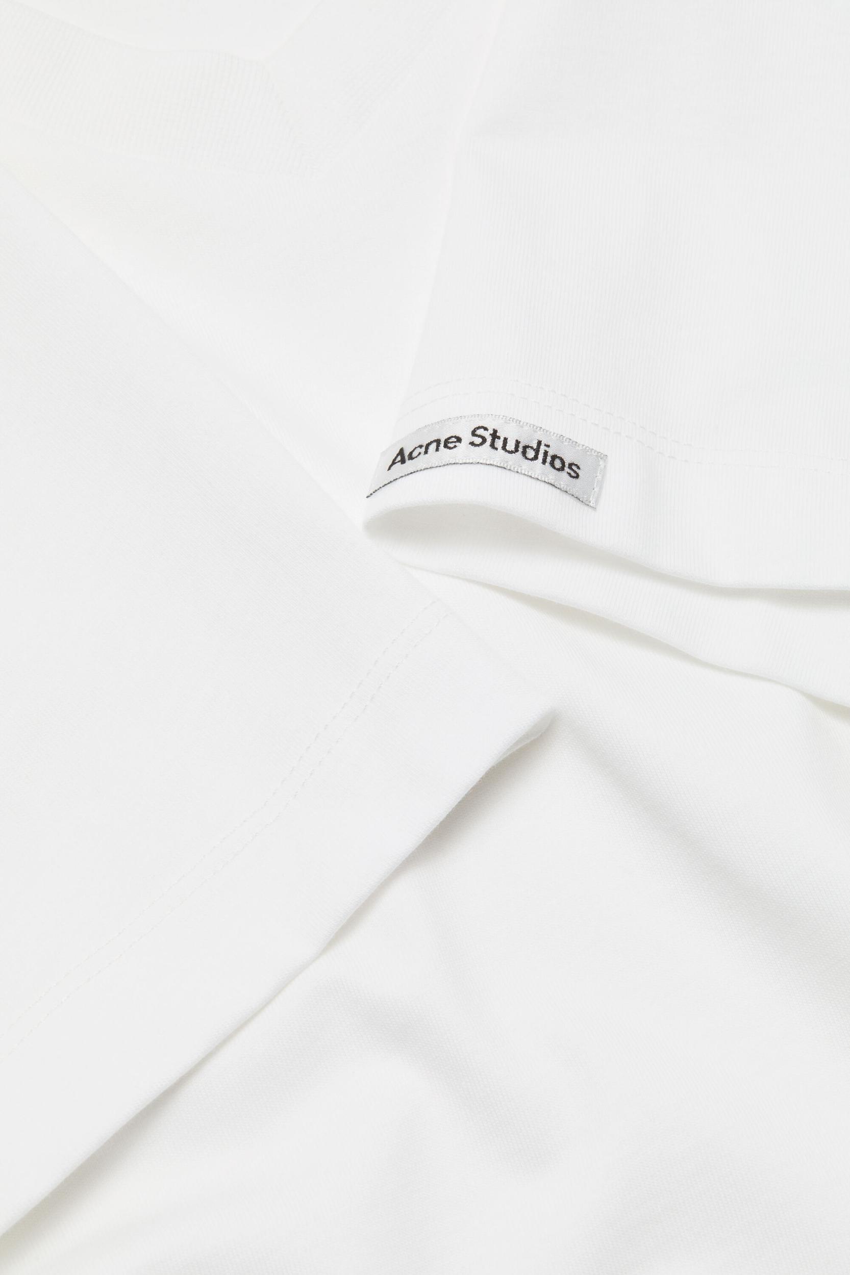 Satin label v-neck t-shirt Product Image