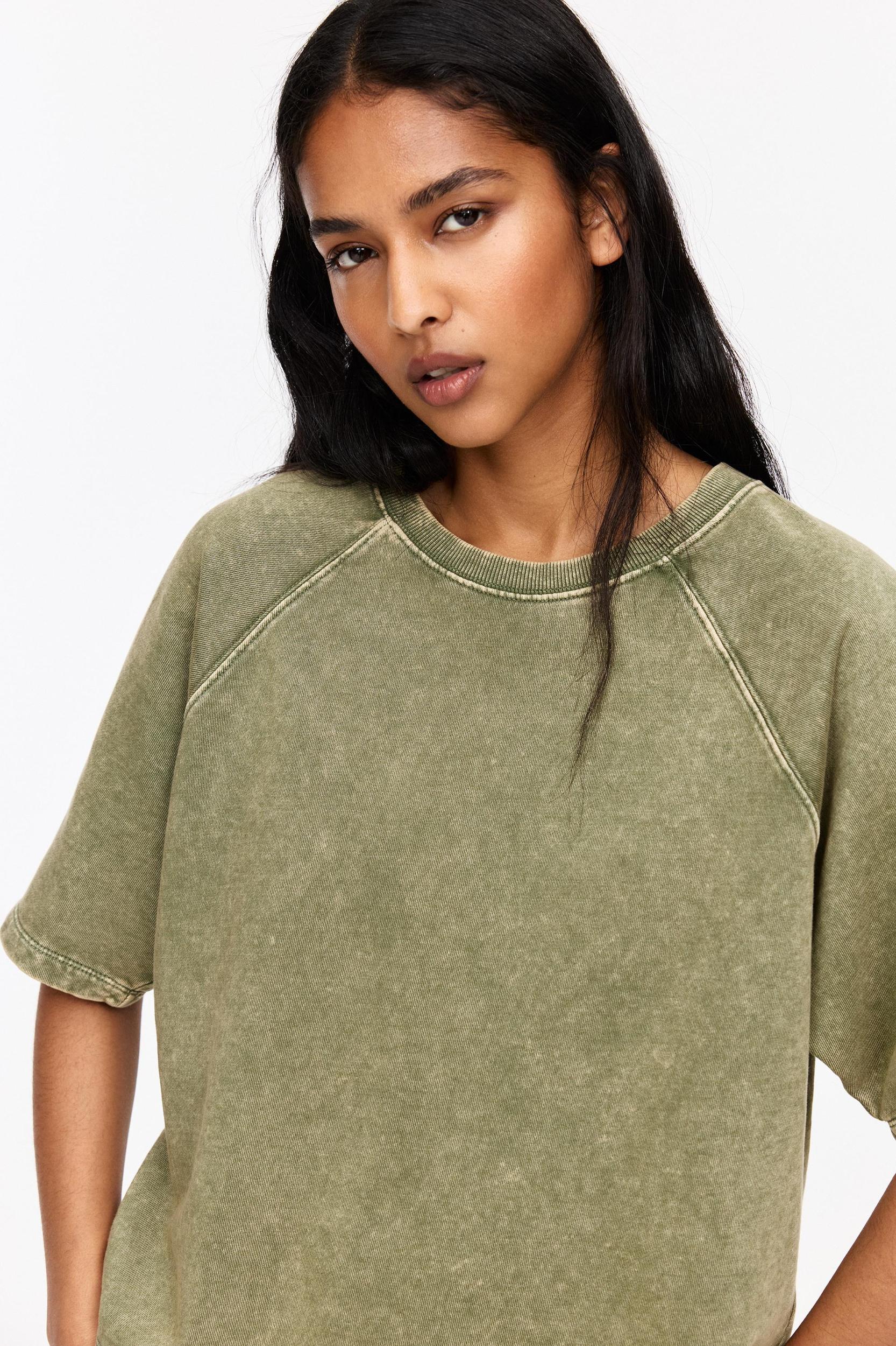 Short raglan sleeve sweatshirt Product Image