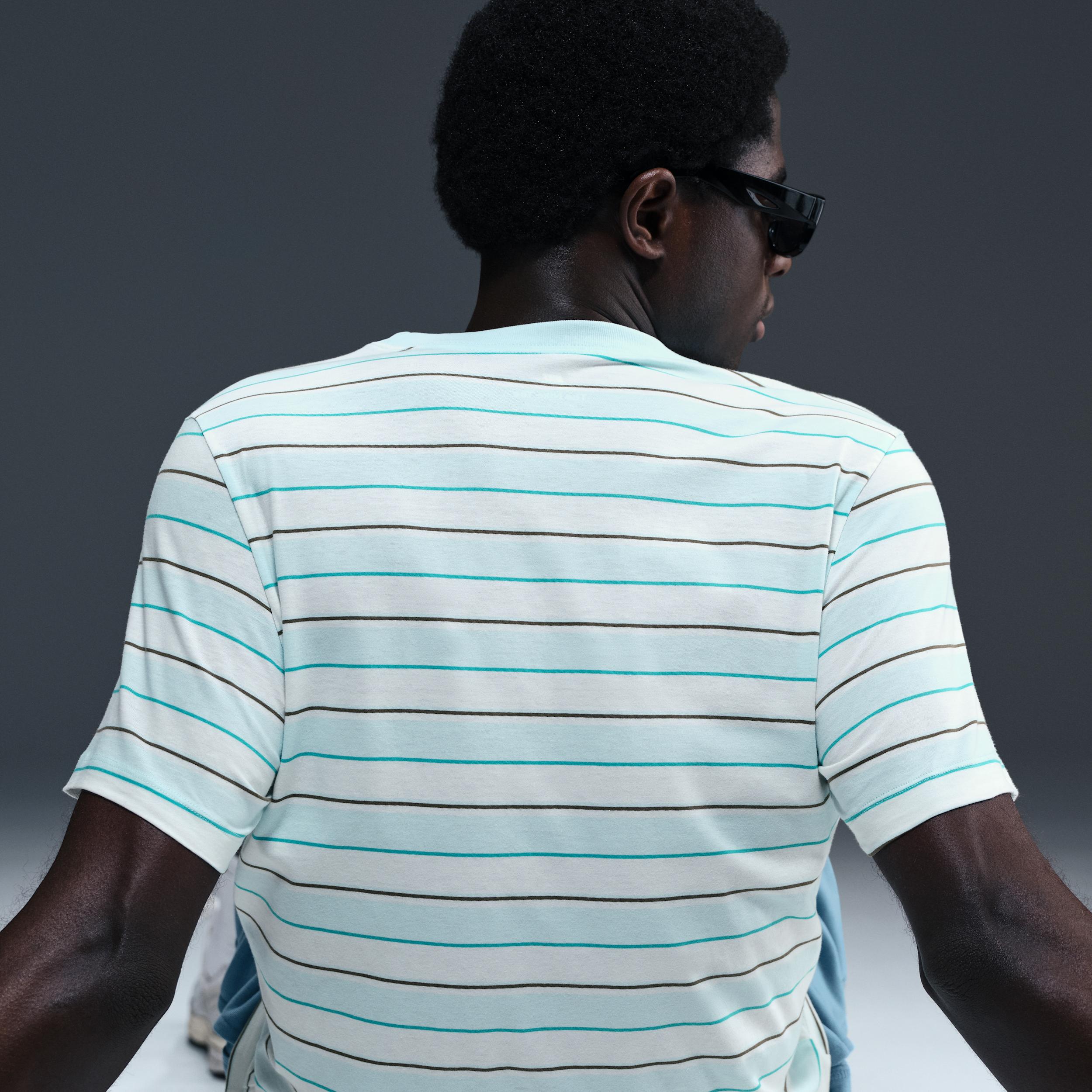 Nike Men's Club T-Shirt Product Image