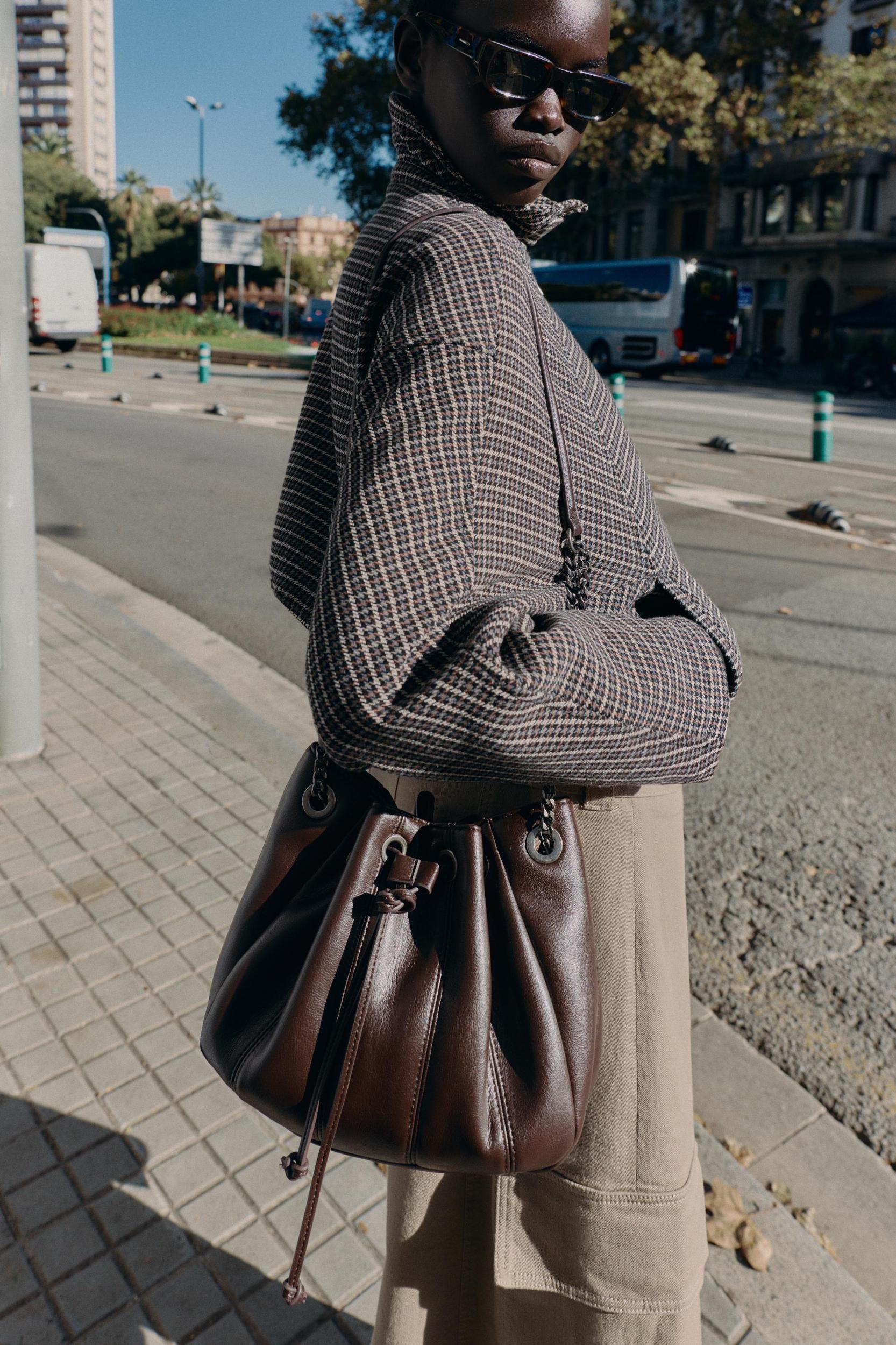 CHAIN TRIM GATHERED BUCKET BAG Product Image