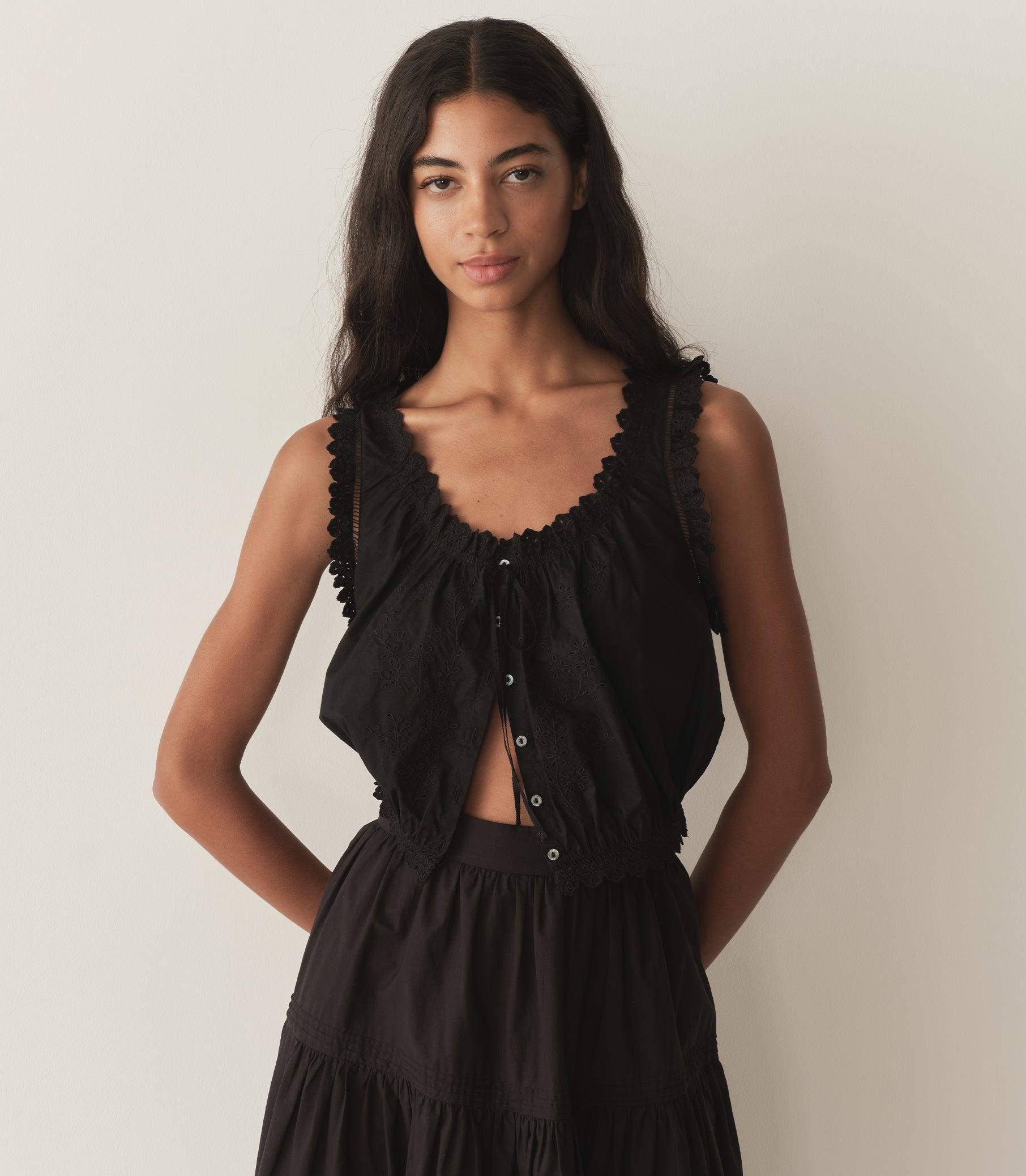 TRAVELER TOP -- BLACK Product Image