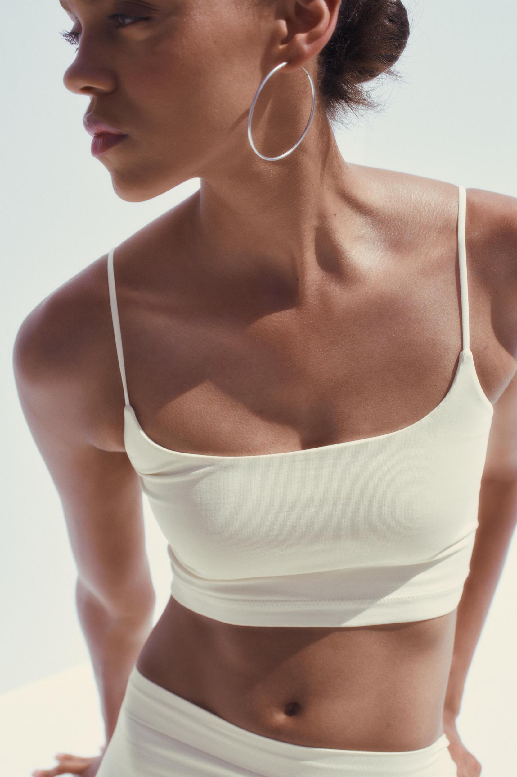 SEAMLESS CROP TOP Product Image