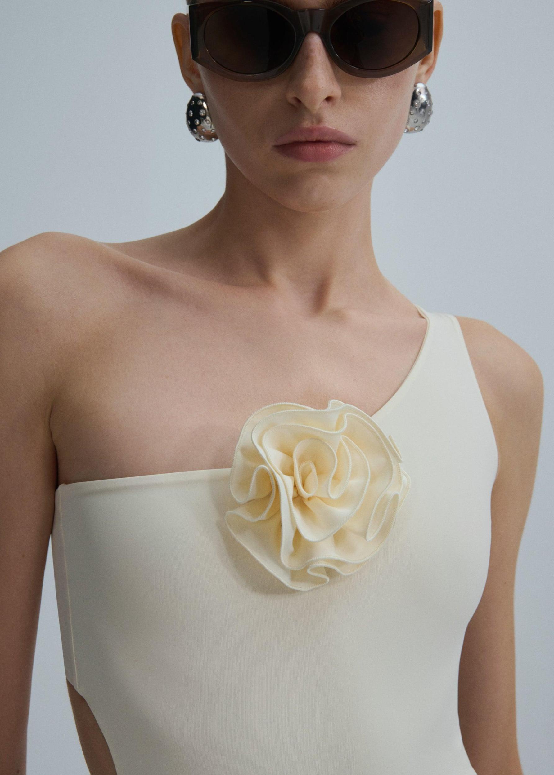 Back cutout swimsuit in cream Product Image