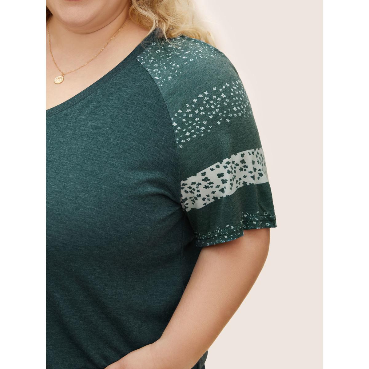 Plus Size Ditsy Floral Colorblock Contrast Raglan Sleeve T-shirt Green Women Leisure Contrast Ditsy Floral V-neck Casual T-shirts BloomChic 10/M Product Image