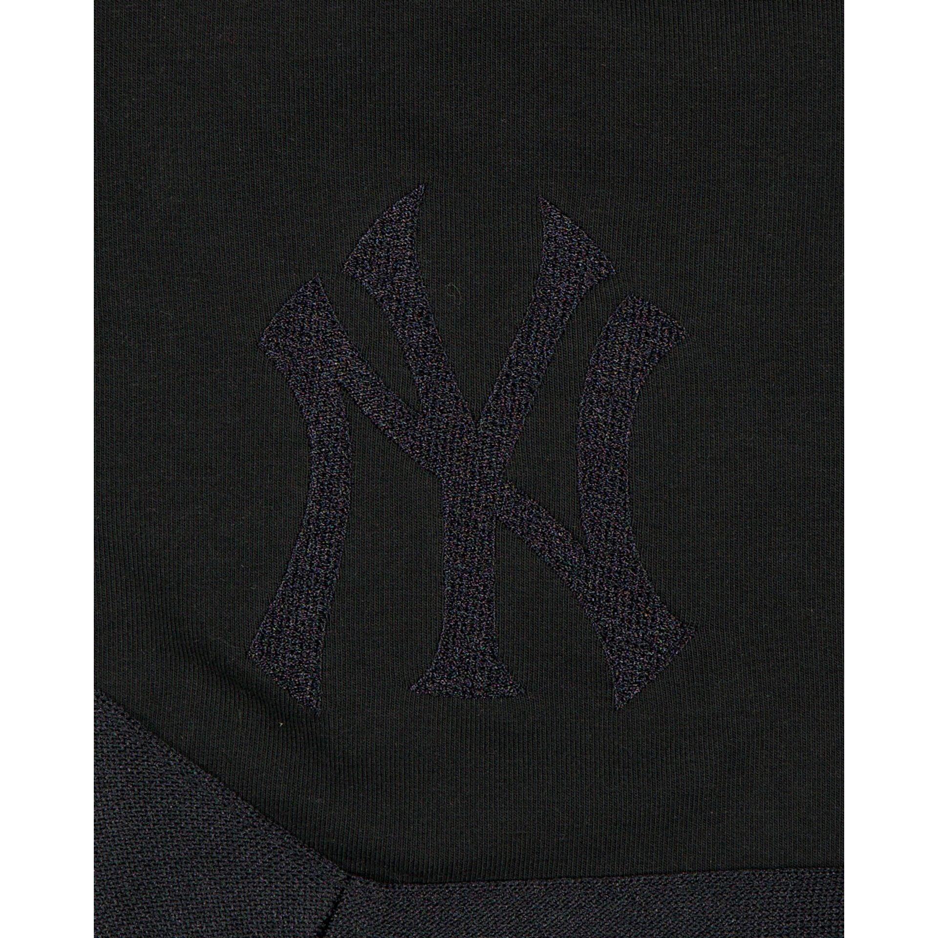 New York Yankees Black on Black Logo Select Shorts Male Product Image