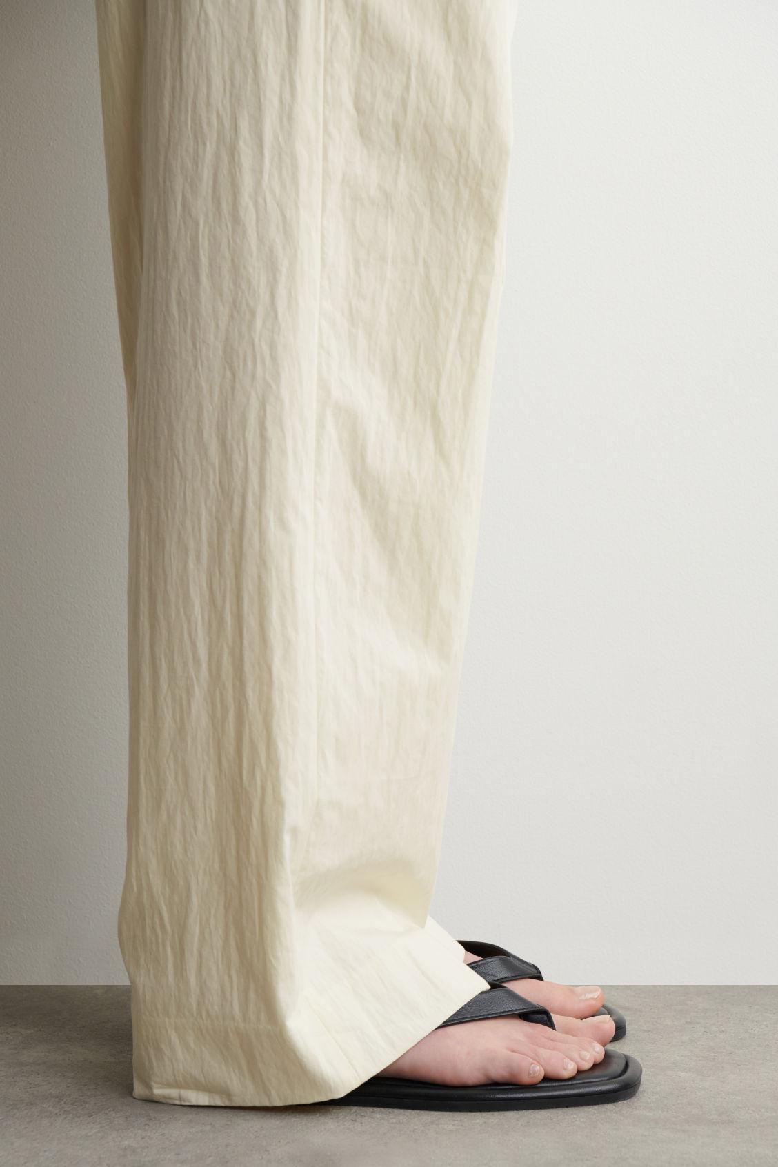 LEATHER FLIP FLOPS Product Image