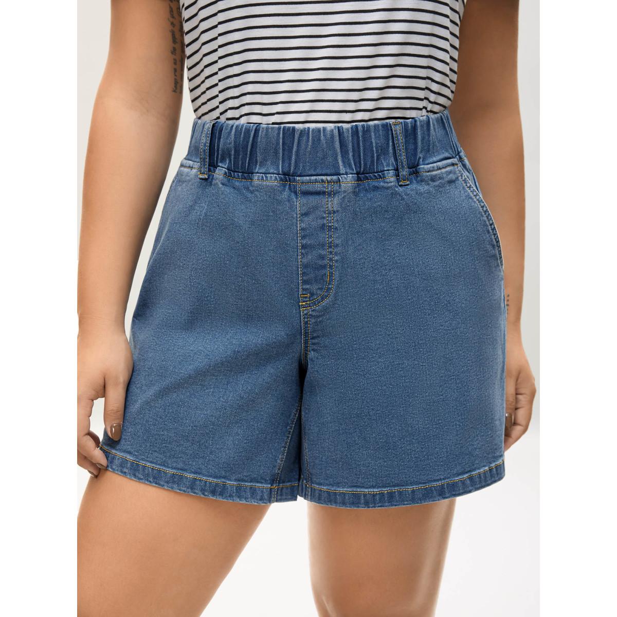 Plus Size Classic Cut Pull-On Denim Shorts Women Denimblue Low stretch Casual Slanted pocket Leisure Denim Shorts BloomChic 30/6X Product Image