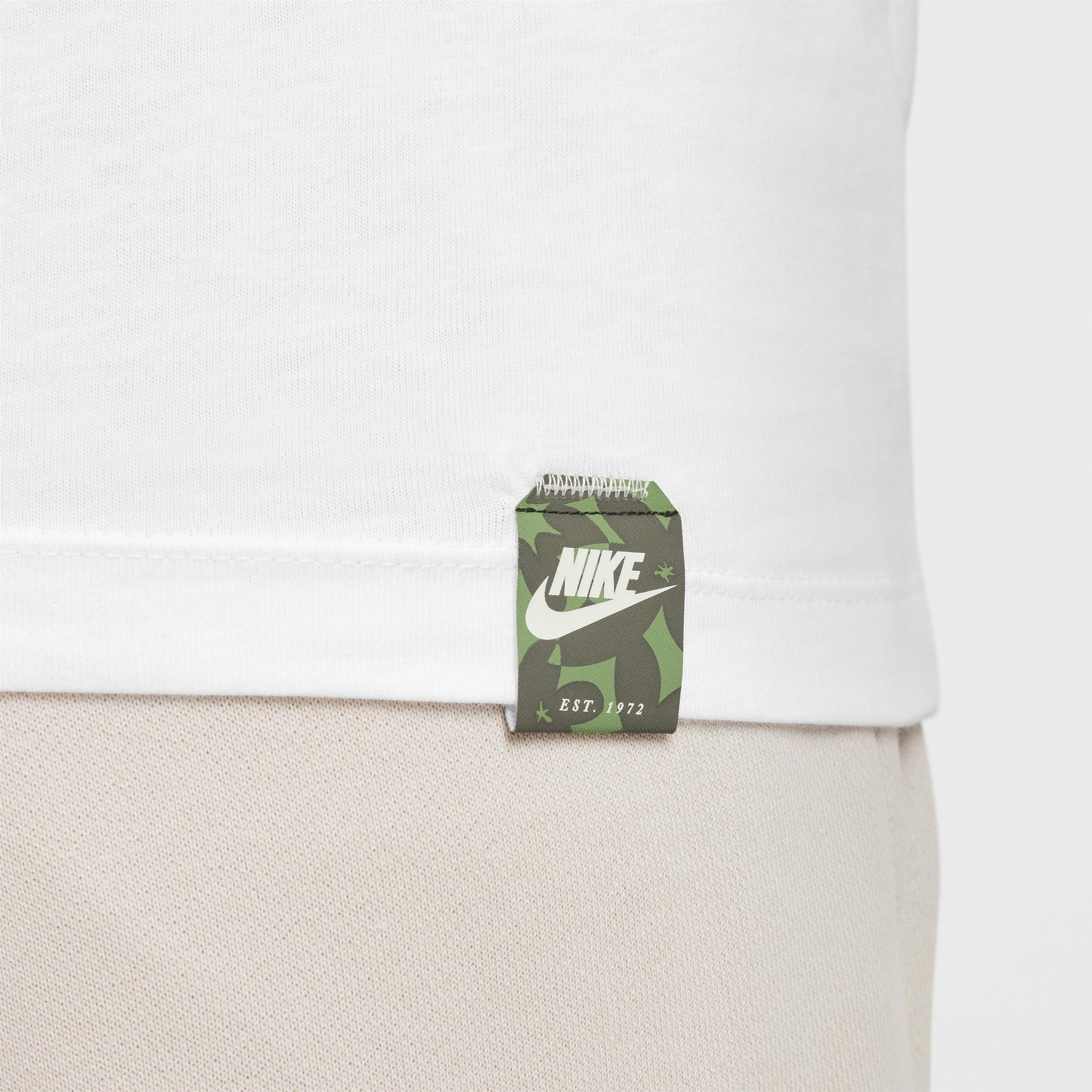 Nike Sportswear Club Long-Sleeve T-Shirt Product Image