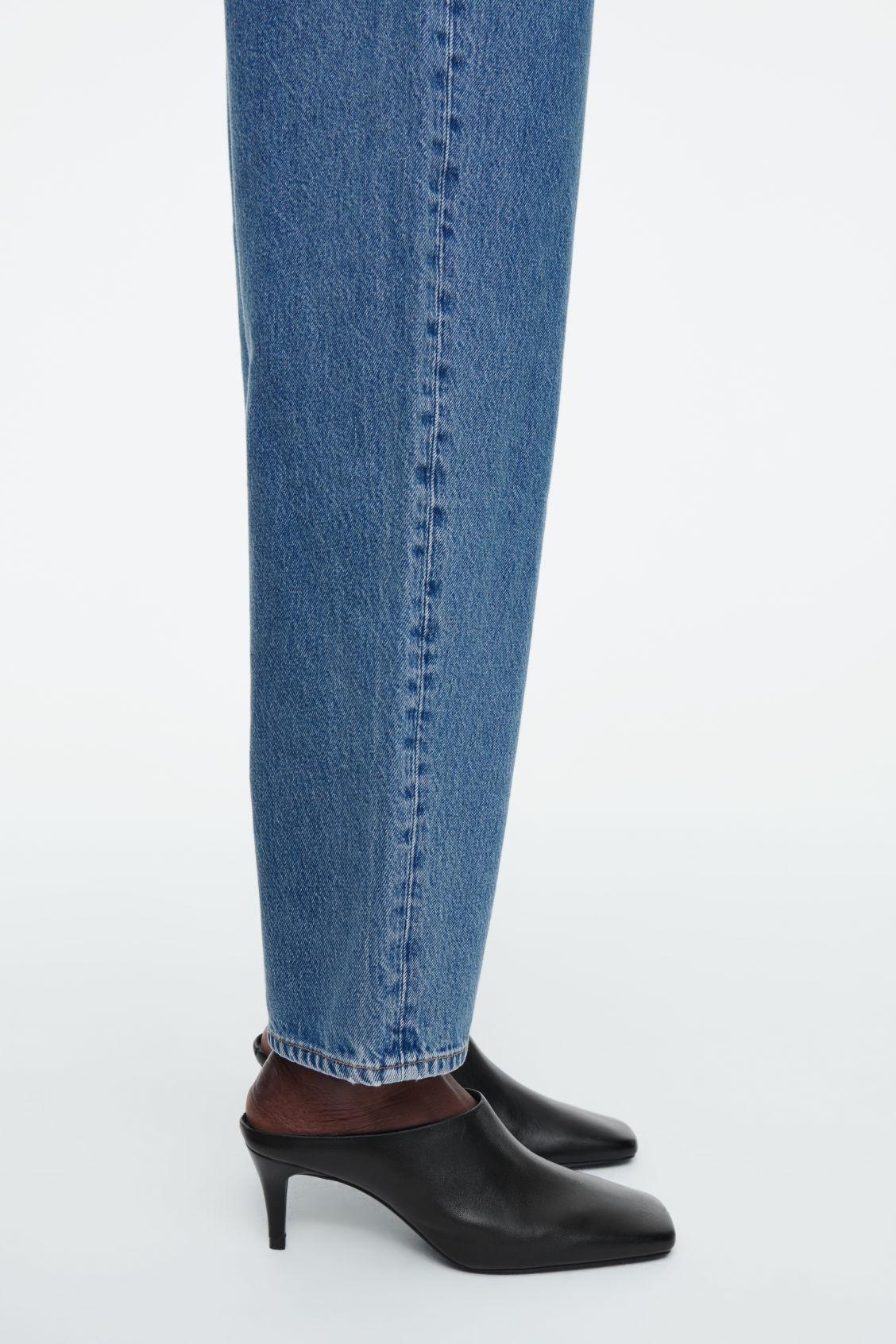 ARCH TAPERED JEANS Product Image