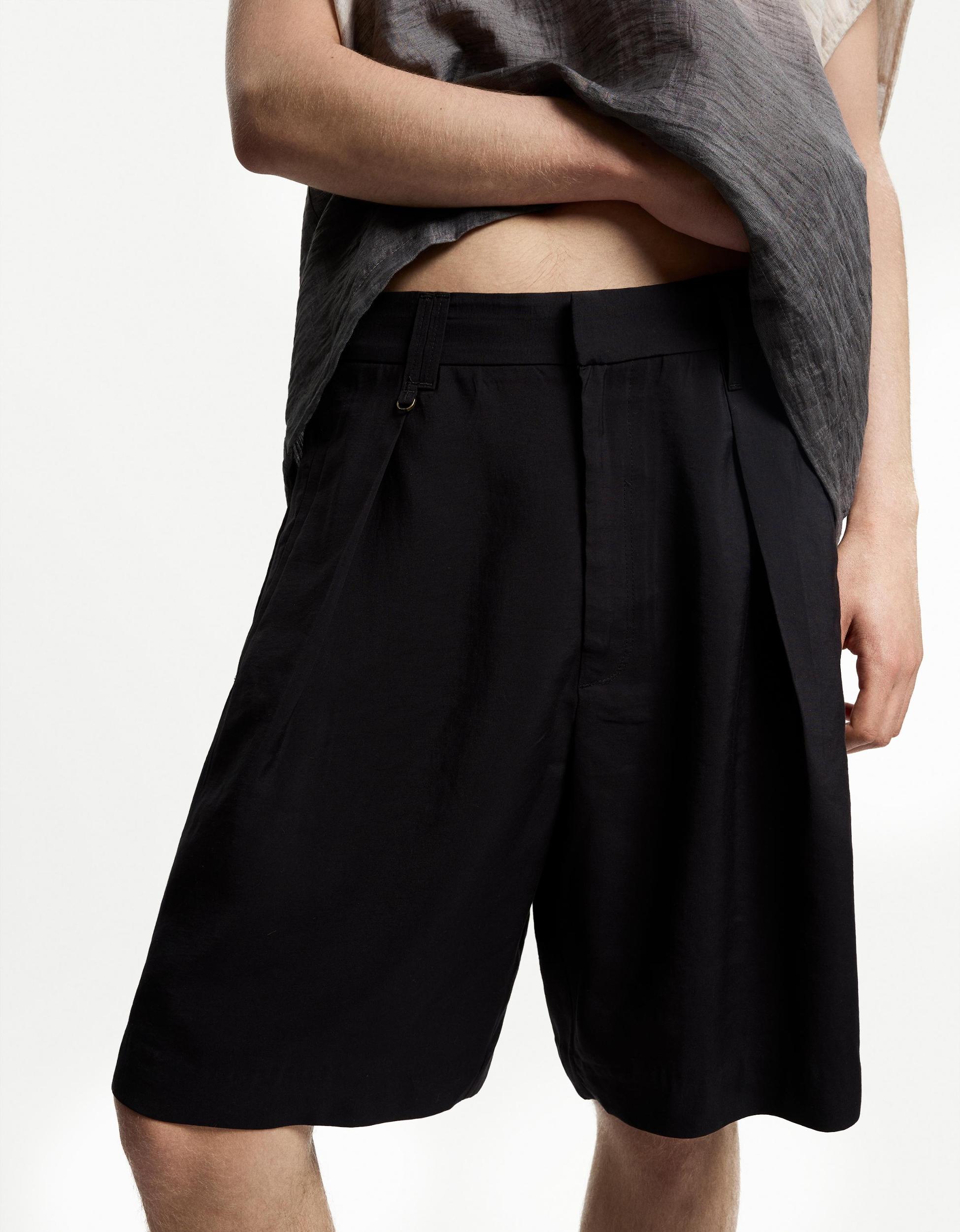 Wide-leg pleated Bermuda shorts Product Image