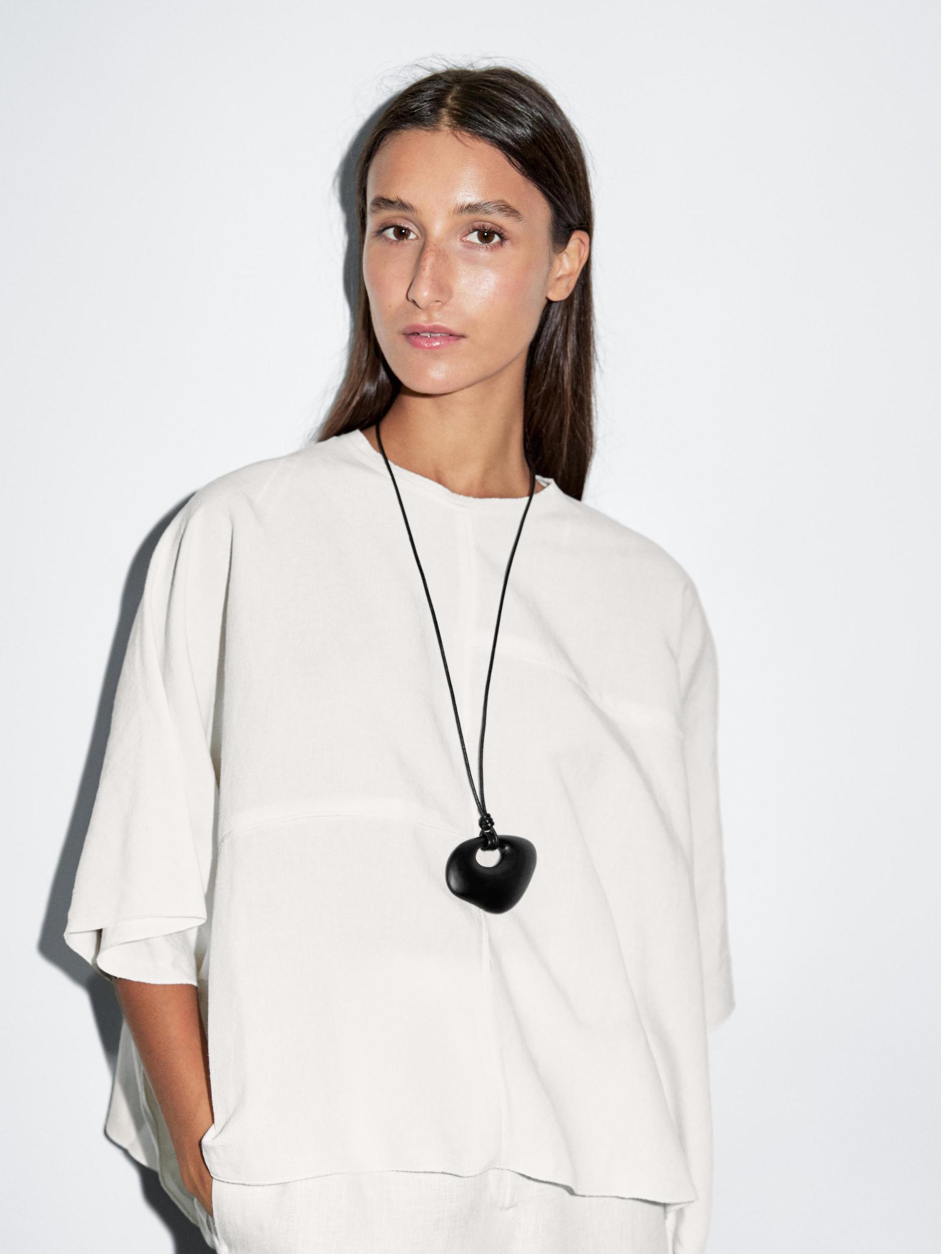 Short cape with seam details Product Image