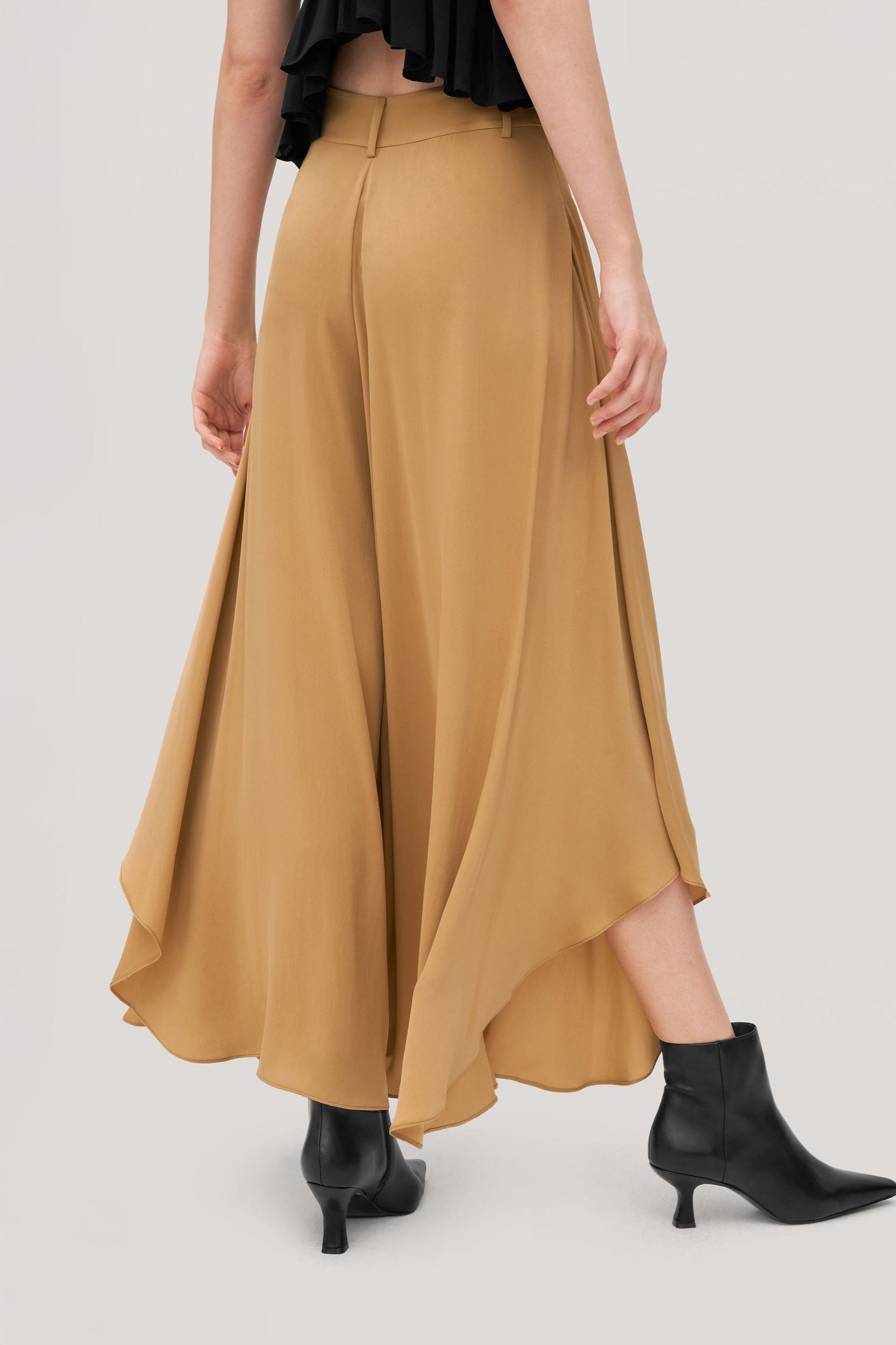 Wide-Legged Silk Fig Pants Product Image
