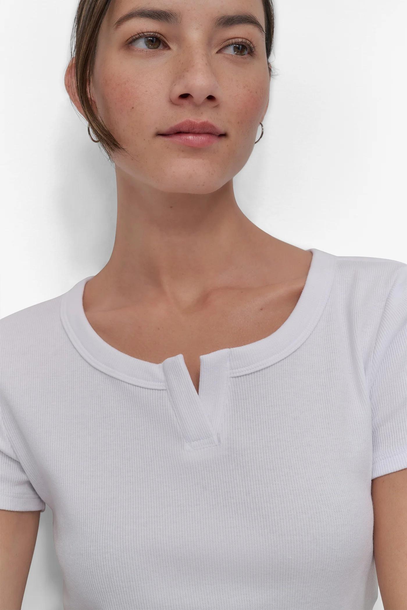 CROPPED NOTCH NECK PERFORMANCE TEE Product Image