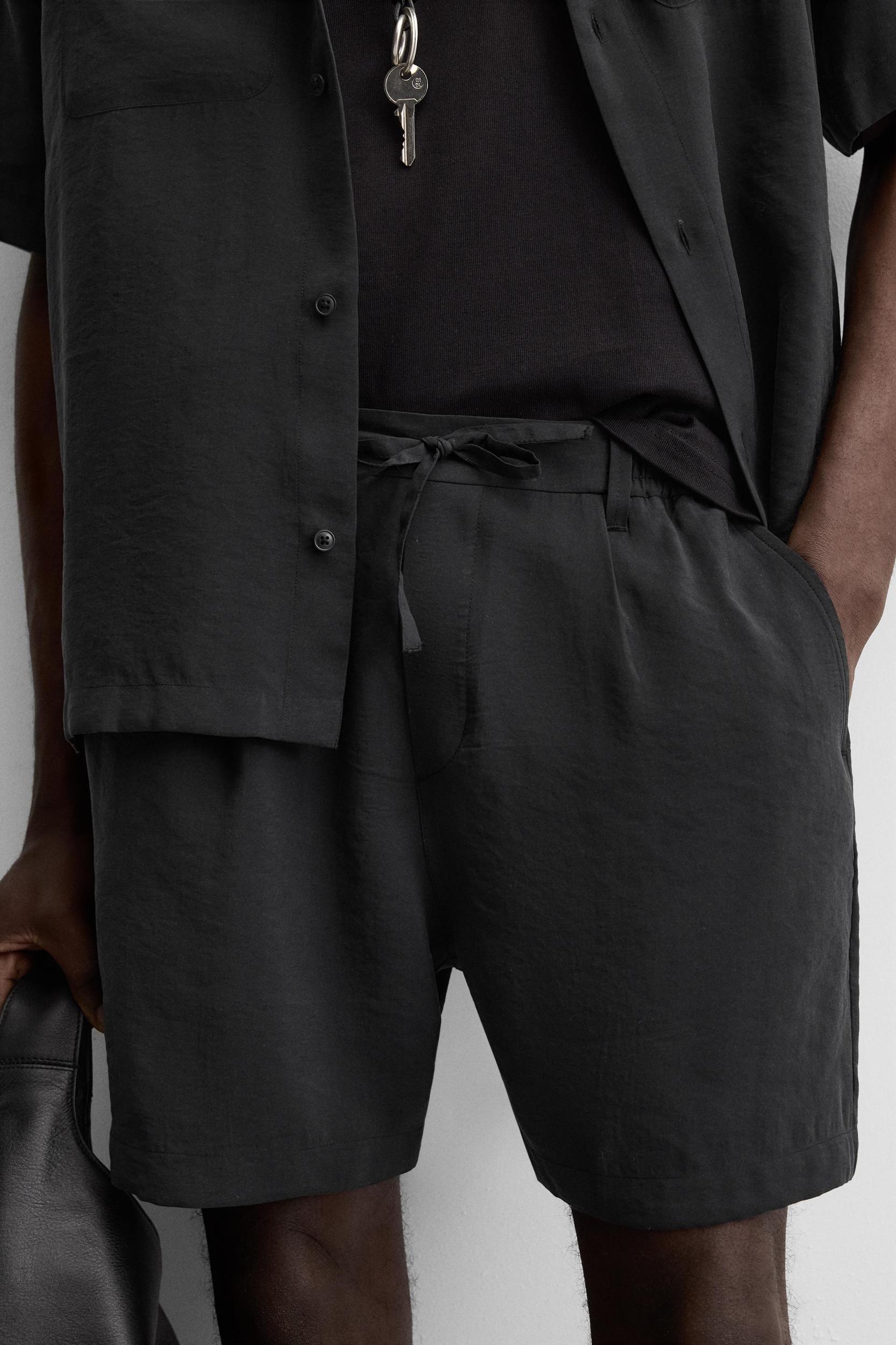 SHORT REGULAR FIT SHORTS Product Image