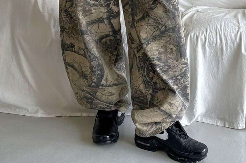 Low-Waist Camo Print Balloon Jeans Product Image