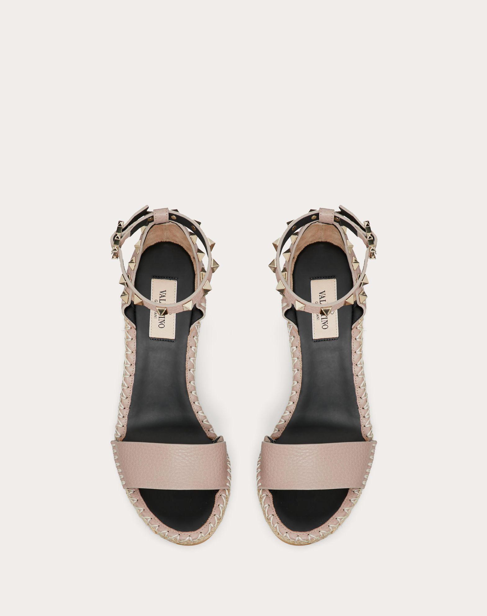 DOUBLE ROCKSTUD GRAINY CALFSKIN WEDGE SANDAL 105 MM Product Image