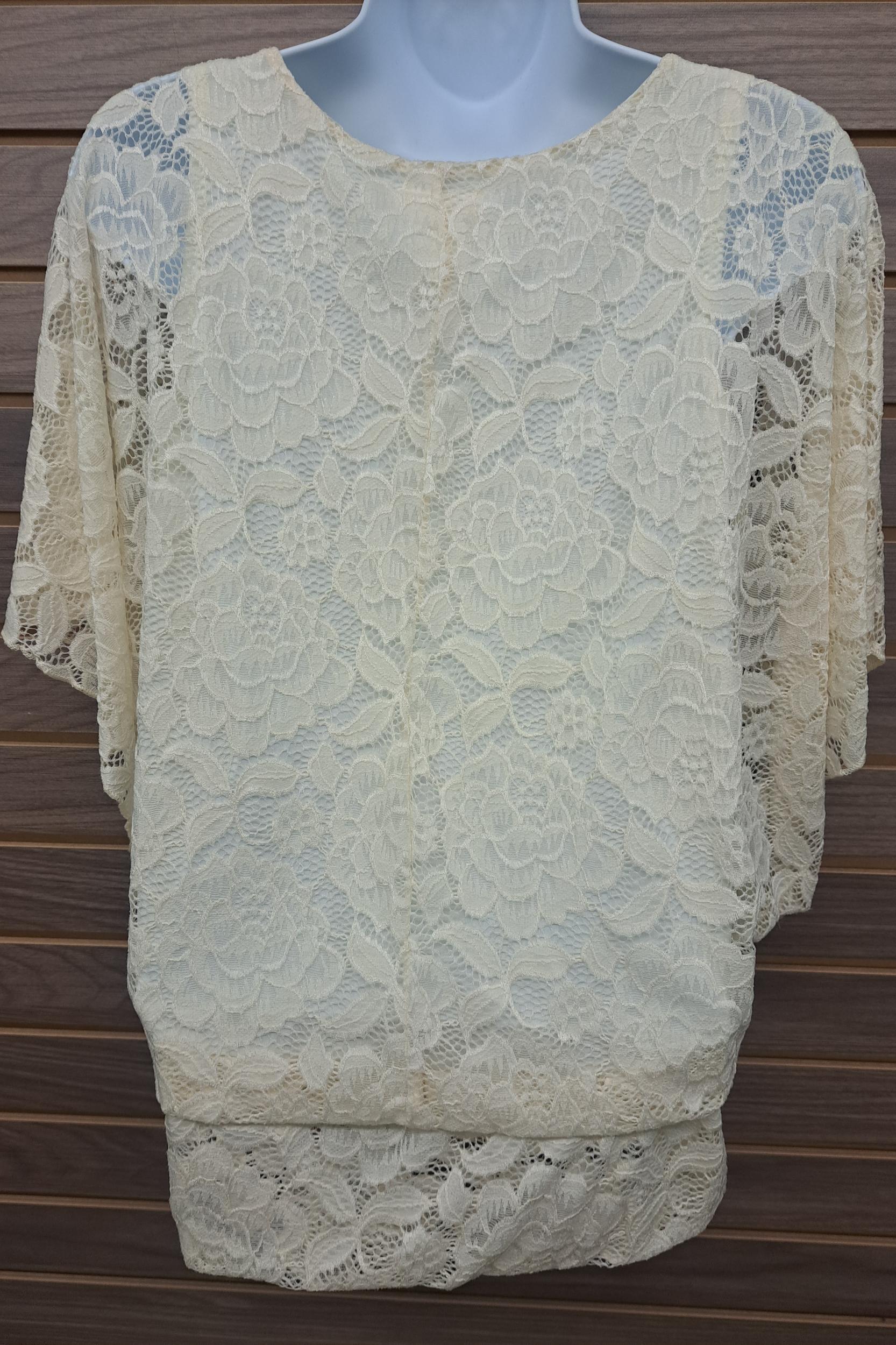 Kimono sleeve lace top w/ undershirt Product Image