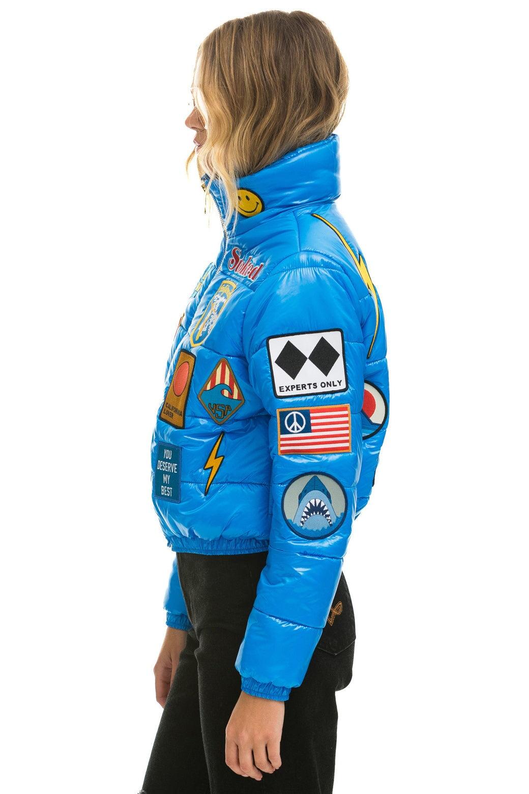 VINTAGE PATCH APRES PUFFER JACKET - BLUE CINA GLOSSY Female Product Image