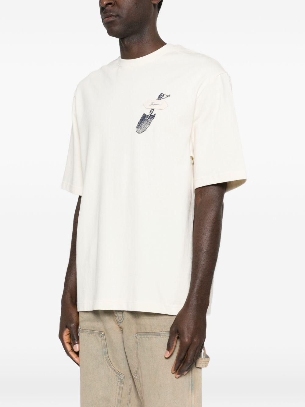 JACQUEMUS Graphic Print Crew Neck Short Sleeve T-shirt In White Product Image