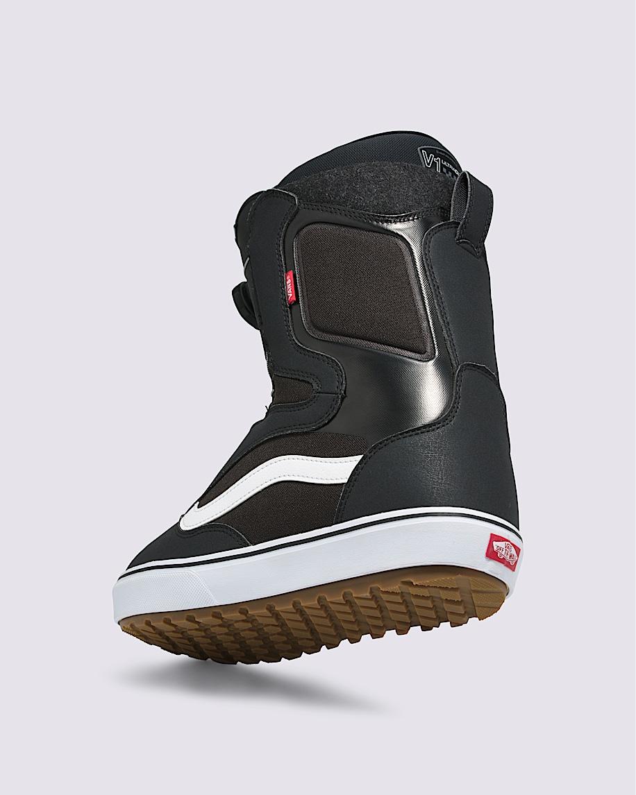 Aura OG Snowboard Boot in Black| Vans US Product Image