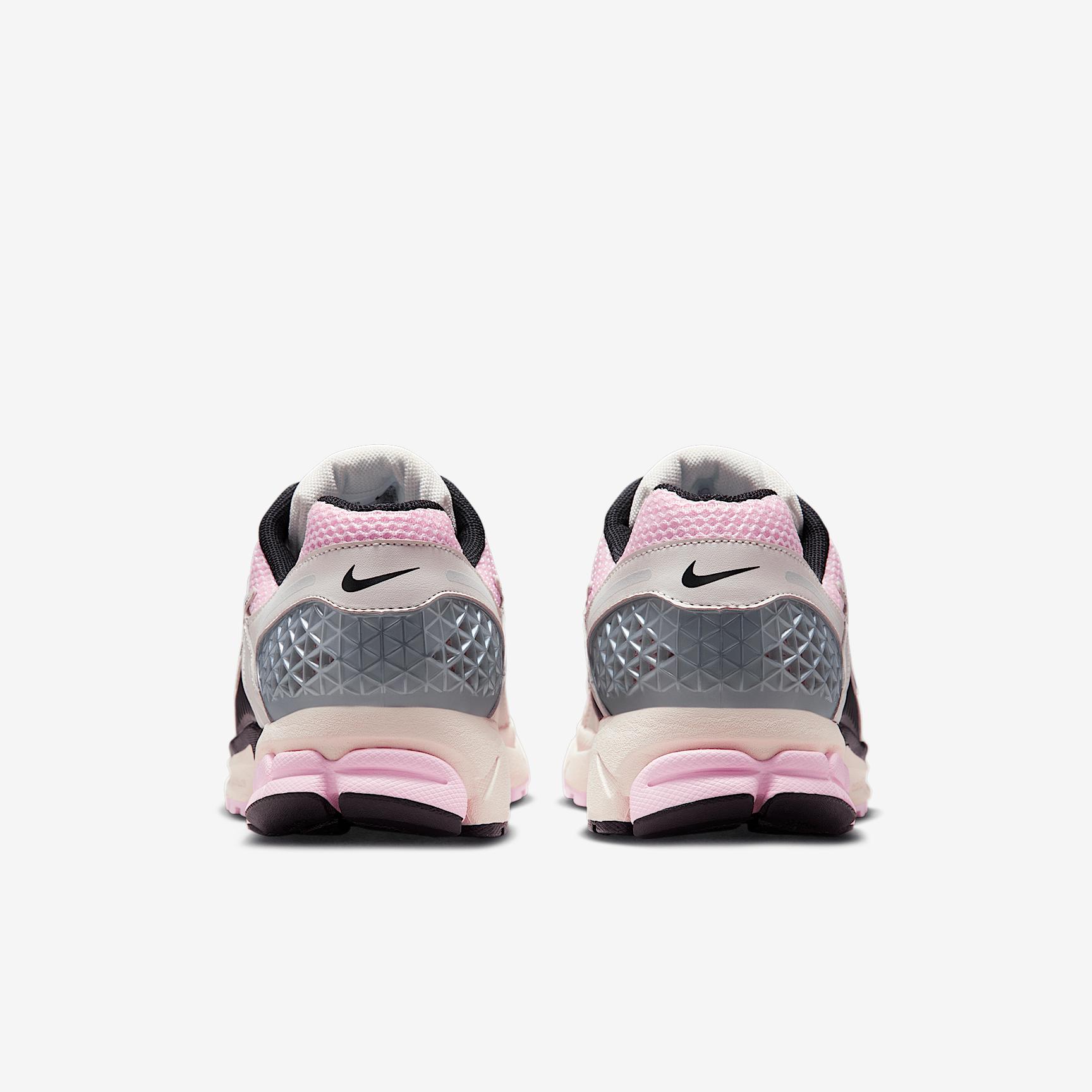 Nike Men's Zoom Vomero 5 Shoes Product Image