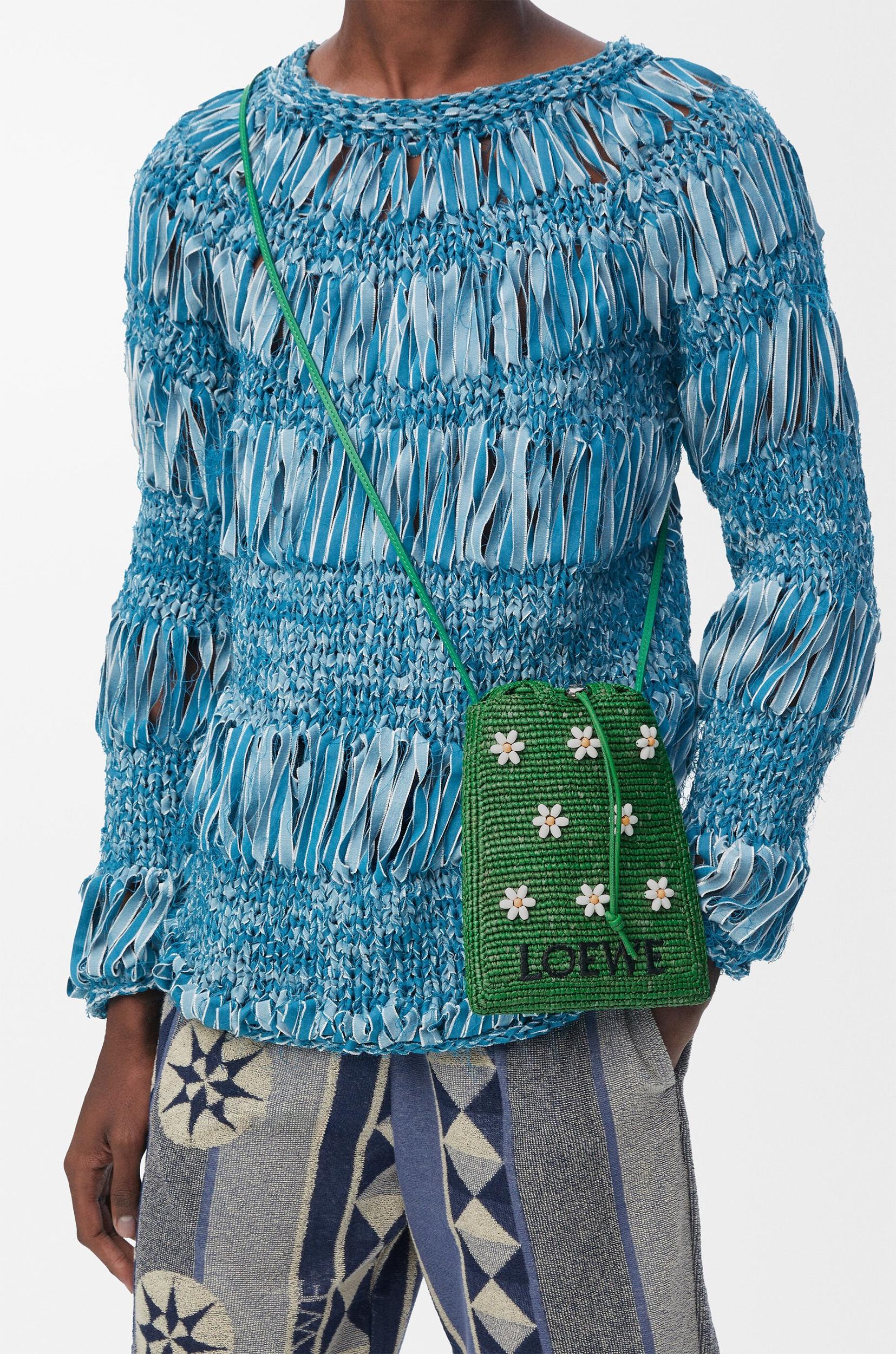 Drawstring pocket in raffia Product Image