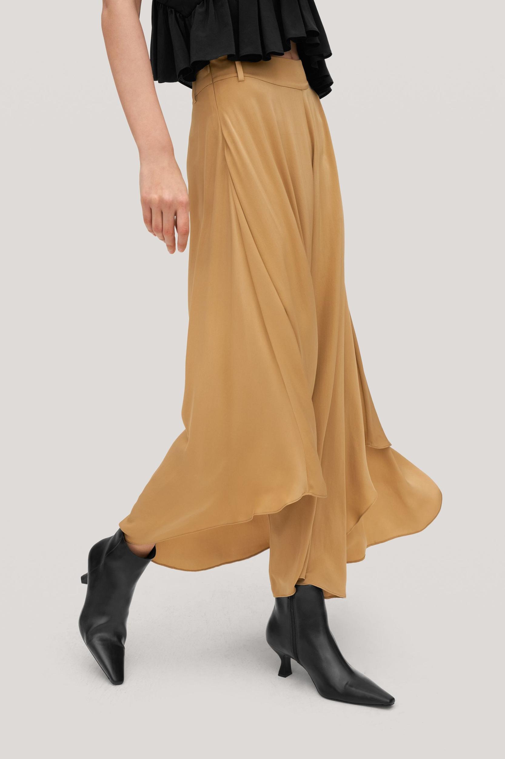 Wide-Legged Silk Fig Pants Product Image