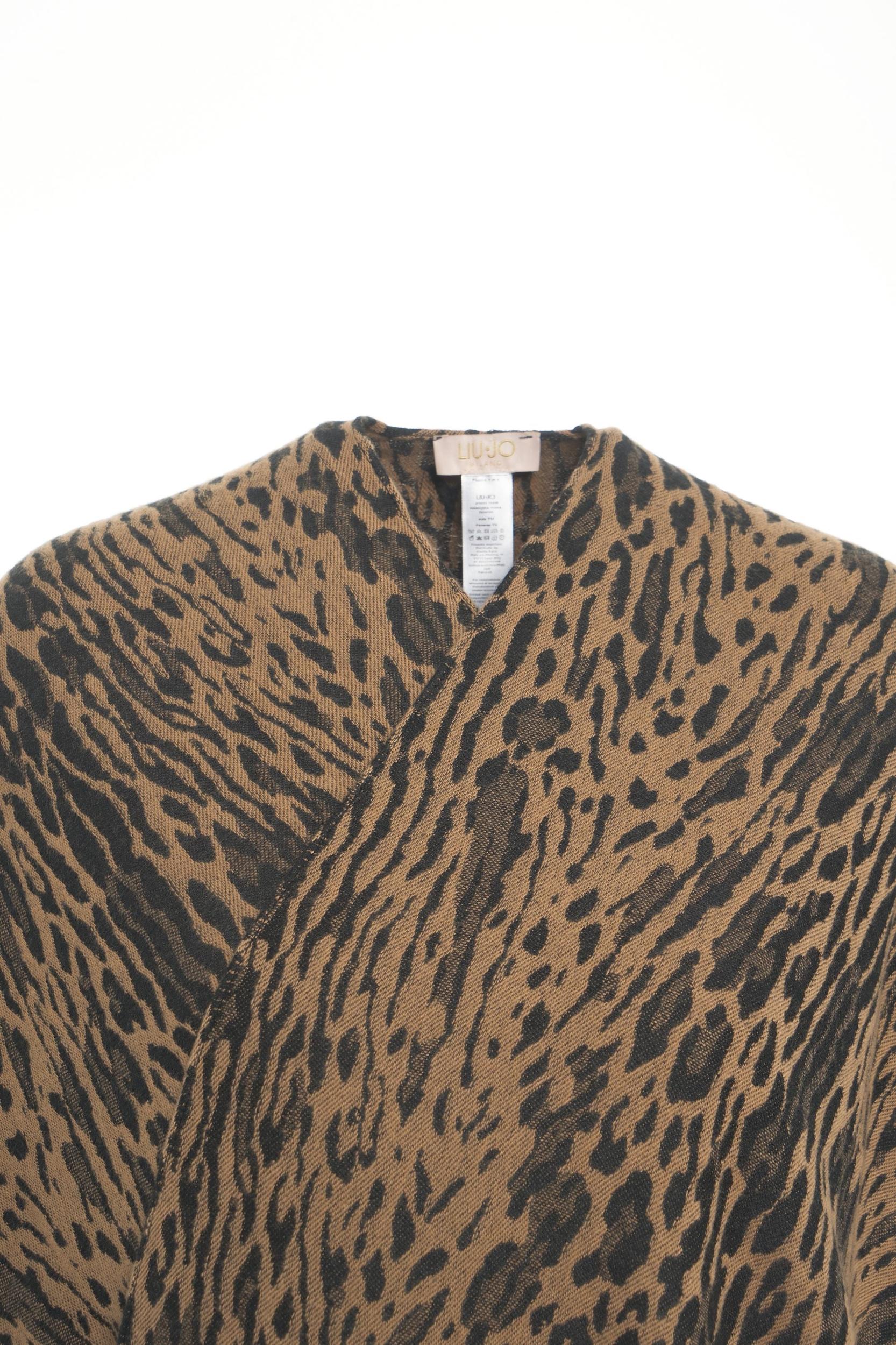 Cape with animal print Product Image