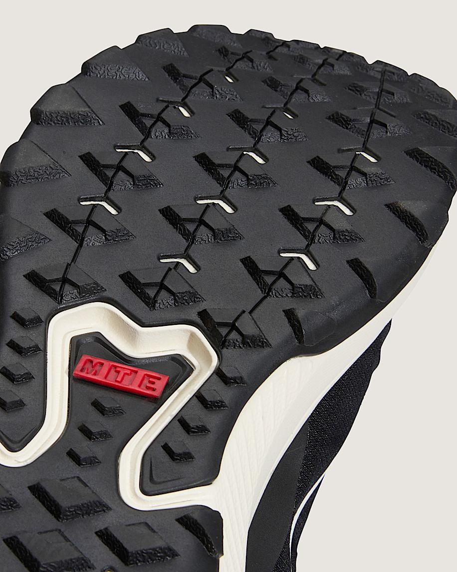 Crosspath Shoe in Black / White| Vans US Product Image