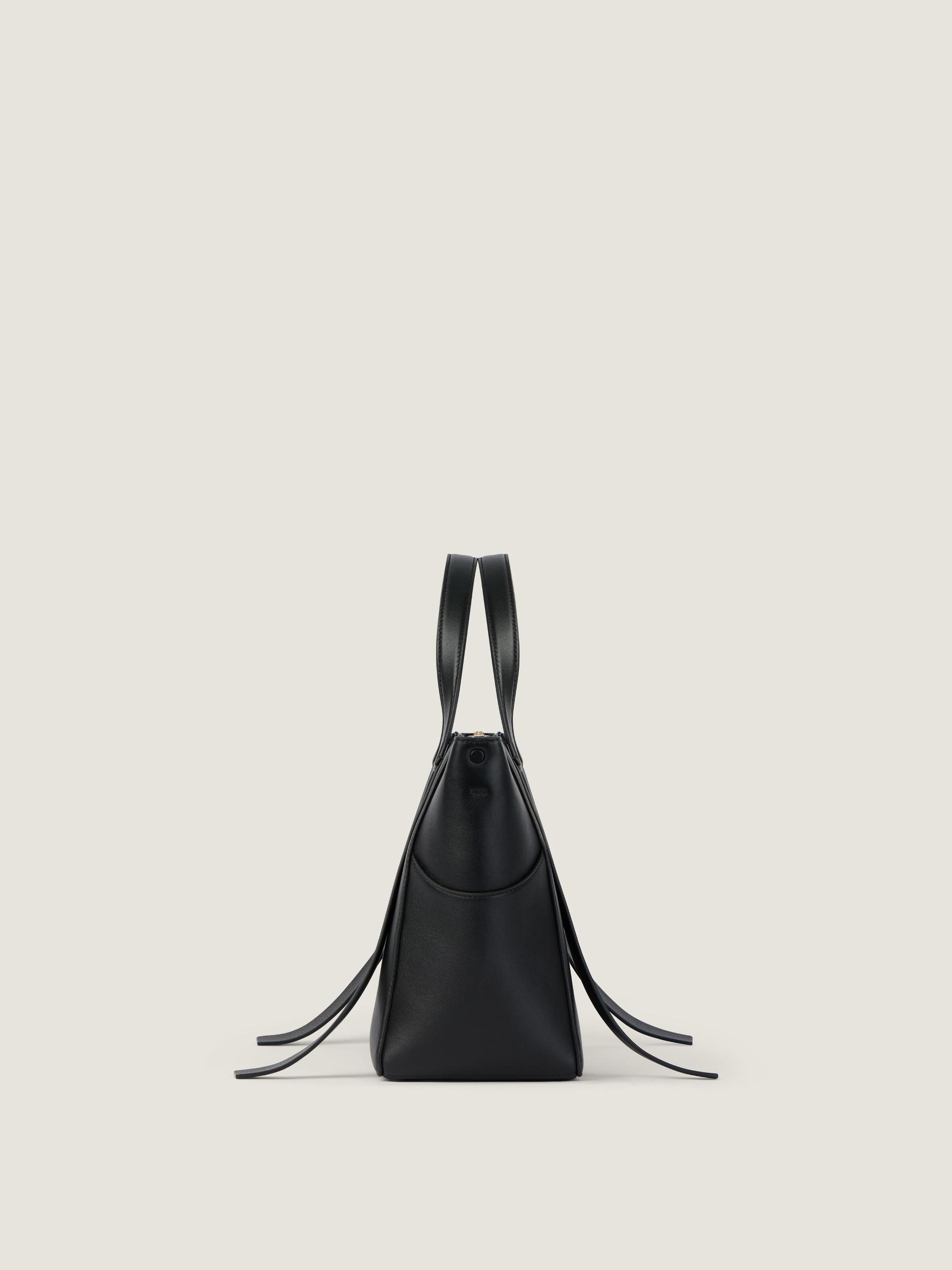 Medium The Snatch bag in grained leather Product Image