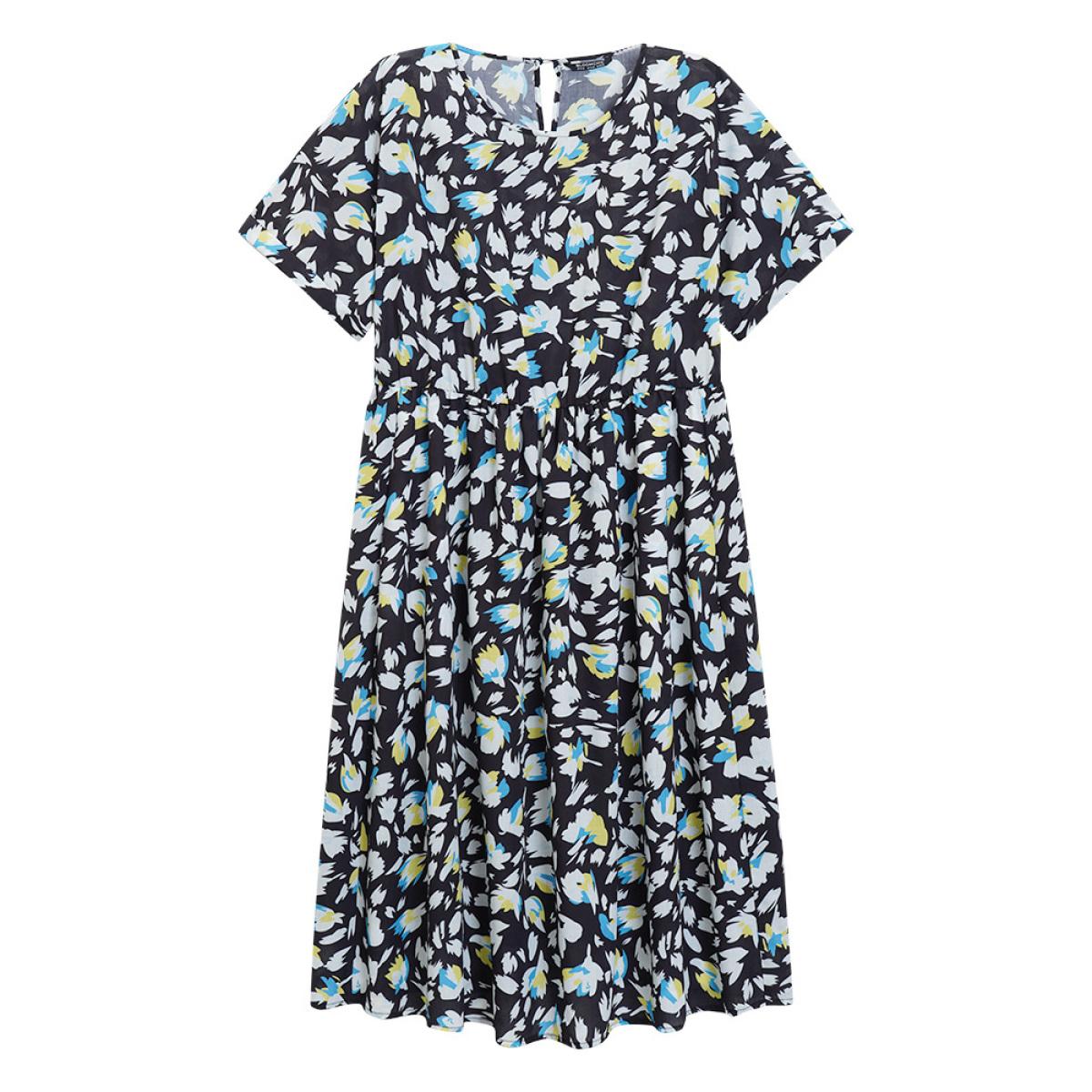 Plus Size Floral Print Pocket Round Neck Flutter Hem Dress Black Women Elegant Ruffles Round Neck Short sleeve Curvy Midi Dress BloomChic 22-24/3X Product Image