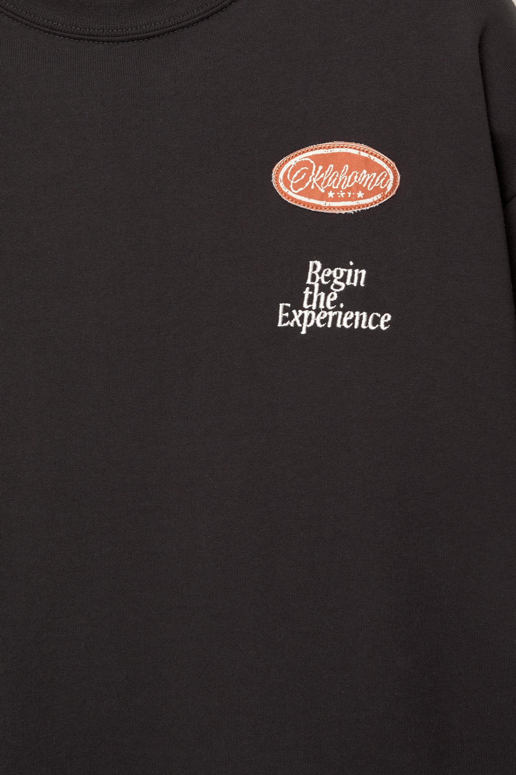 Short sleeve sweatshirt with patch Product Image