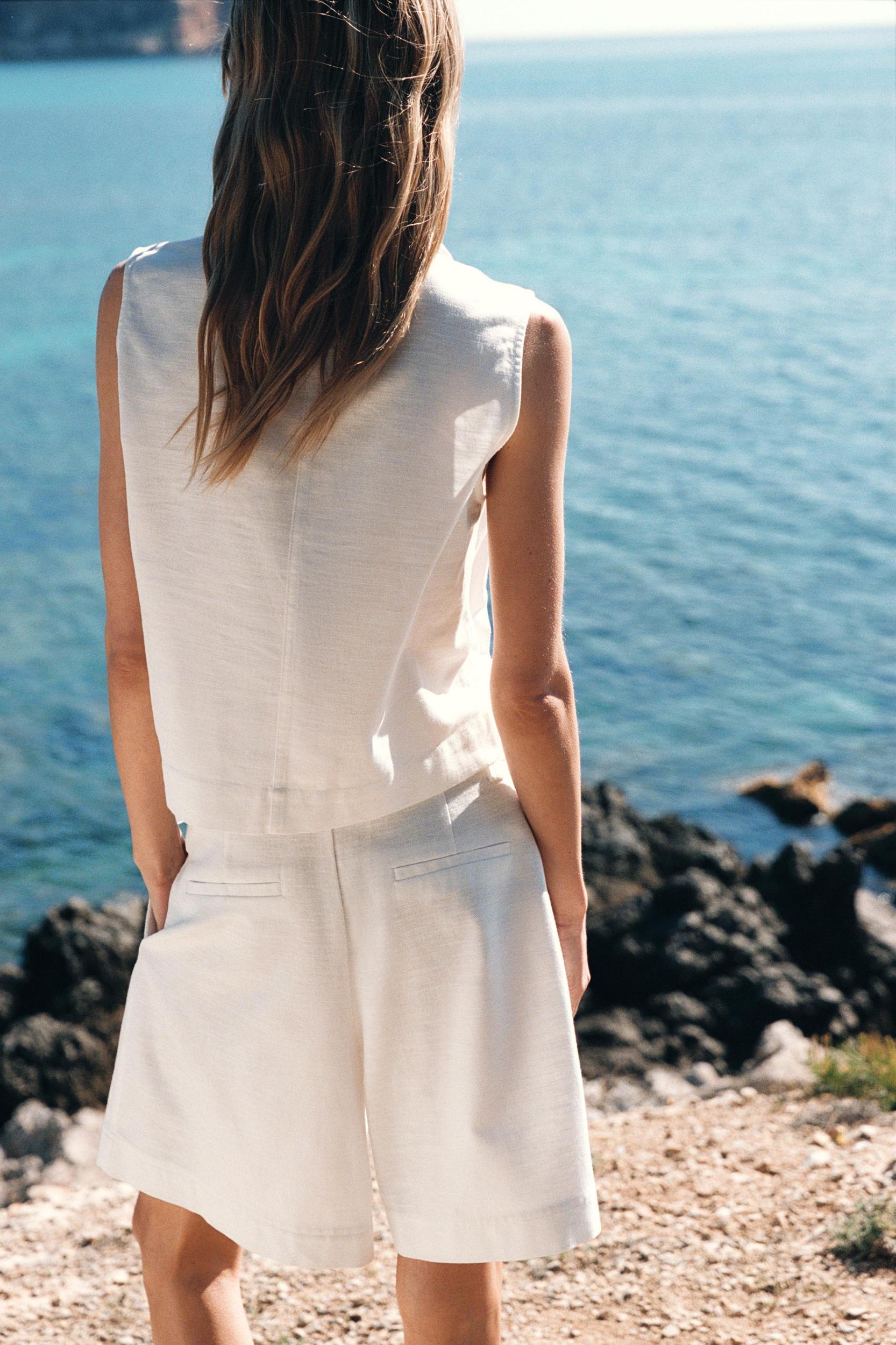 BELTED BERMUDA SHORTS Product Image