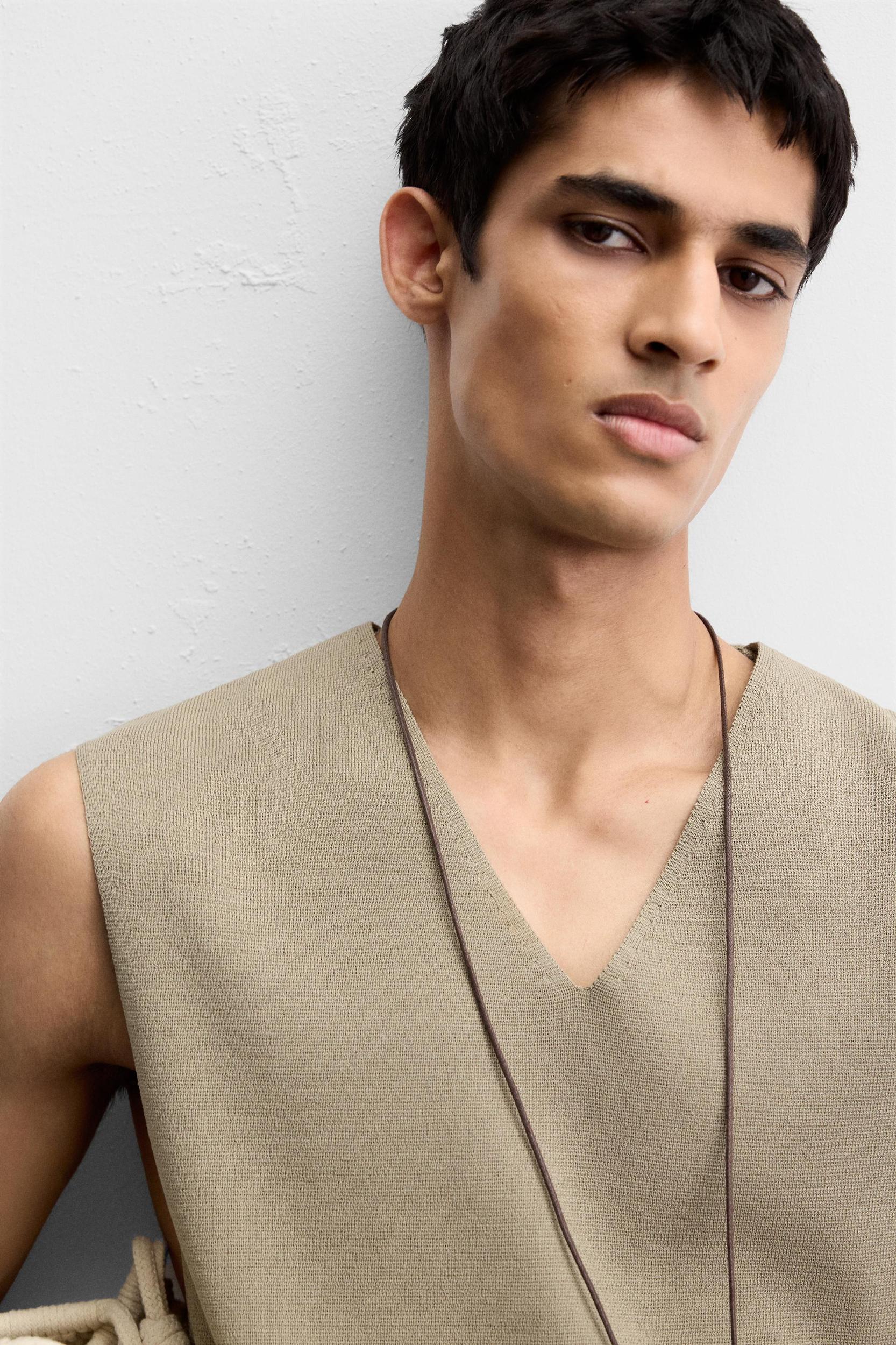 RELAXED FIT KNIT VEST Product Image