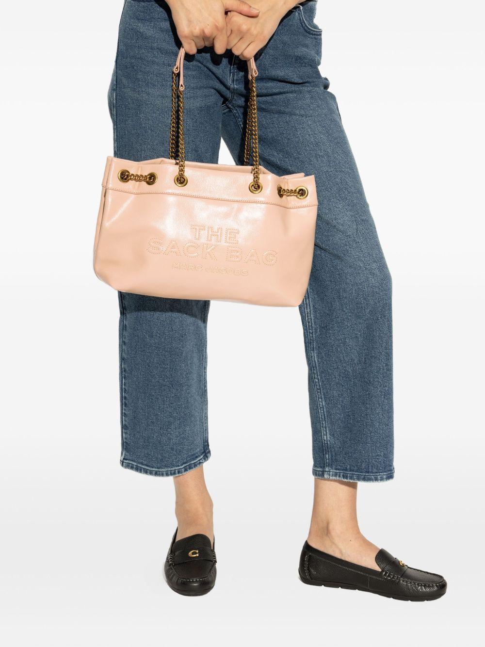 The Sac embossed-logo chain-strap tote bag Product Image