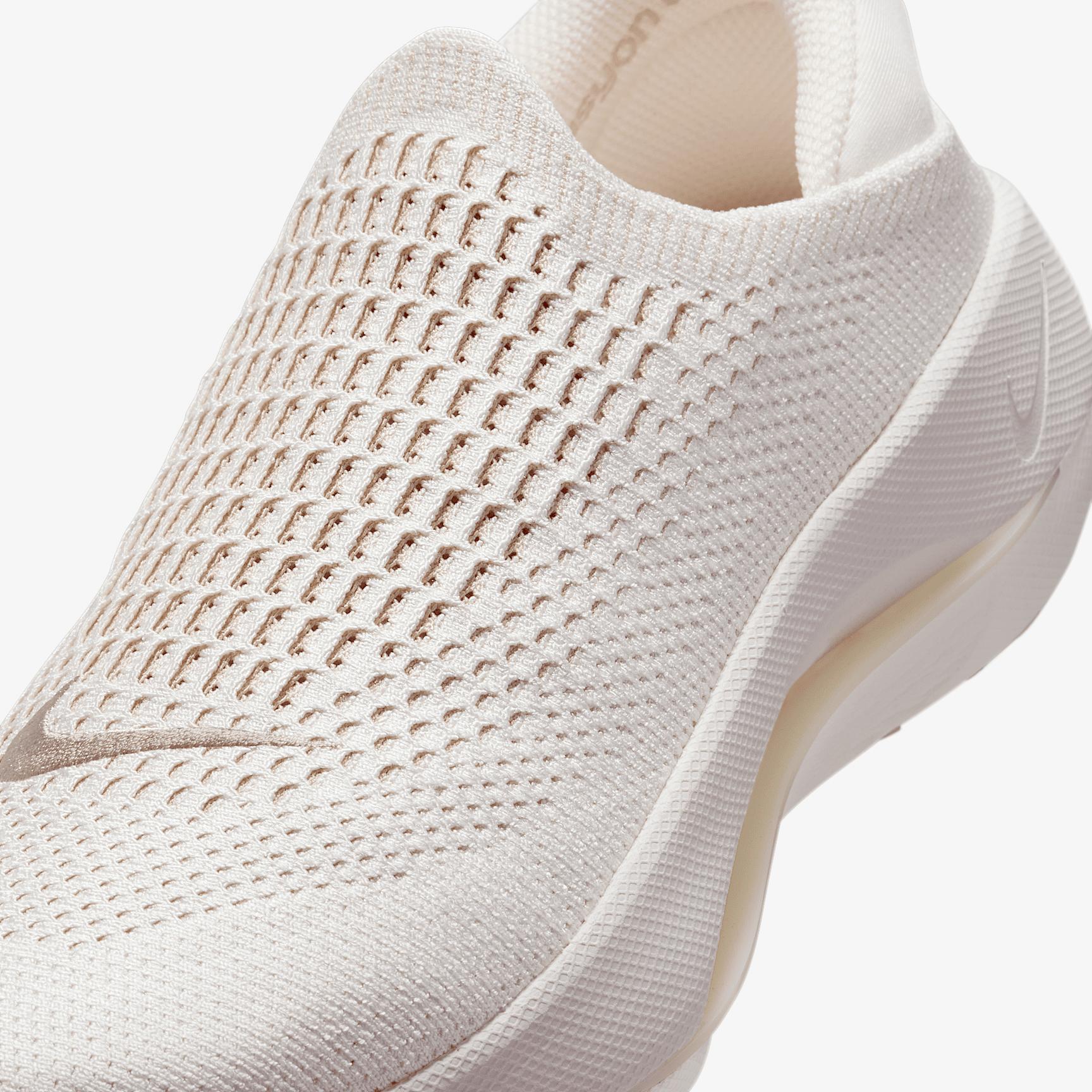 Nike Women's Reina EasyOn Shoes Product Image