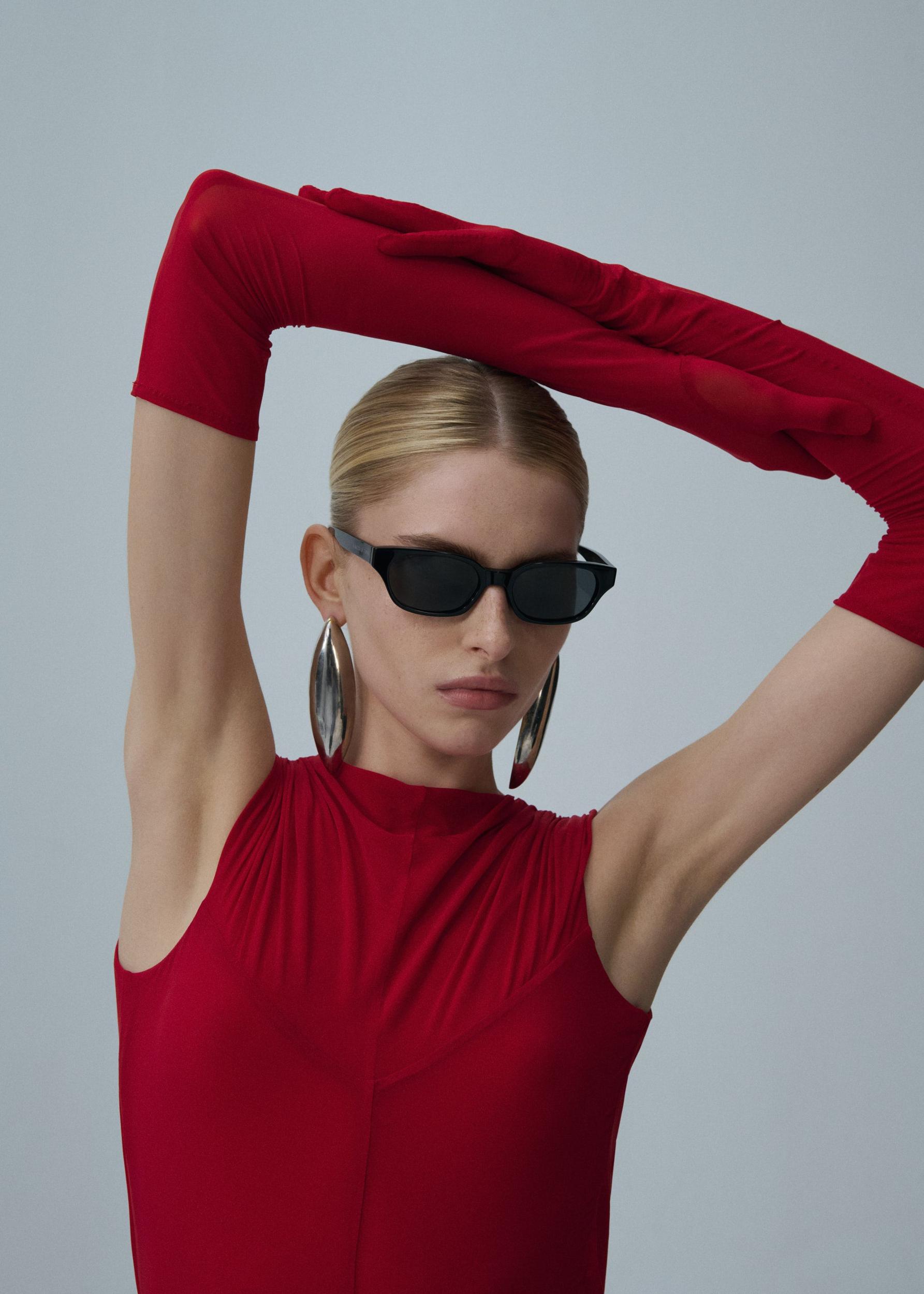 Mesh gloves in red Product Image