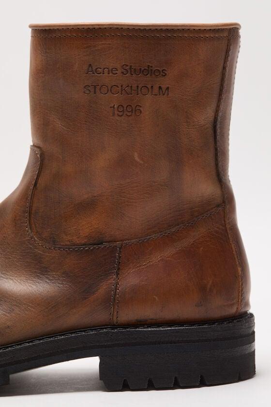 Leather boots Product Image