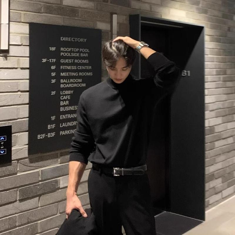 Long-Sleeve Mock Neck Plain T-Shirt Product Image